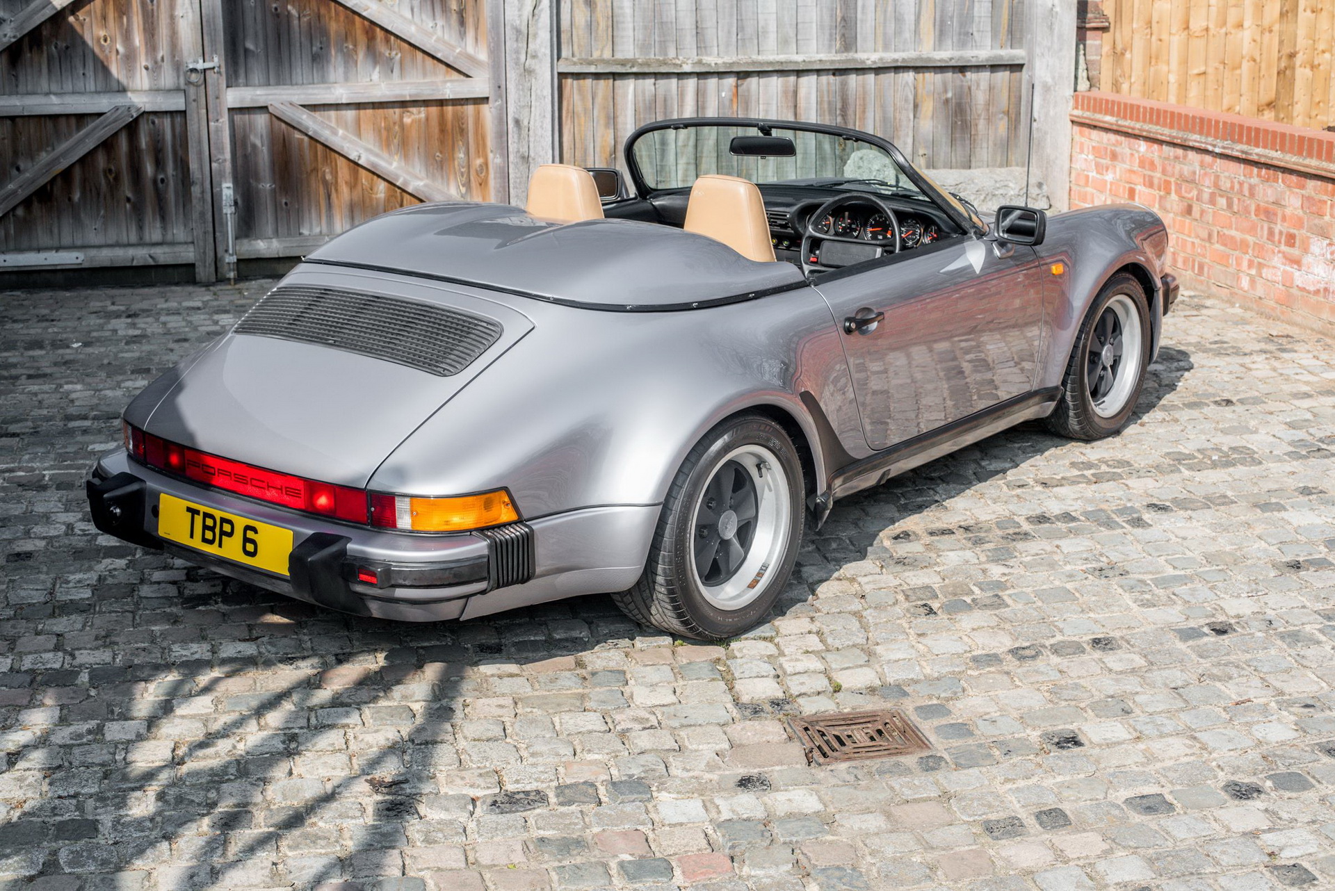Thiết kế bên hông xe Porsche 911 Speedster 1989