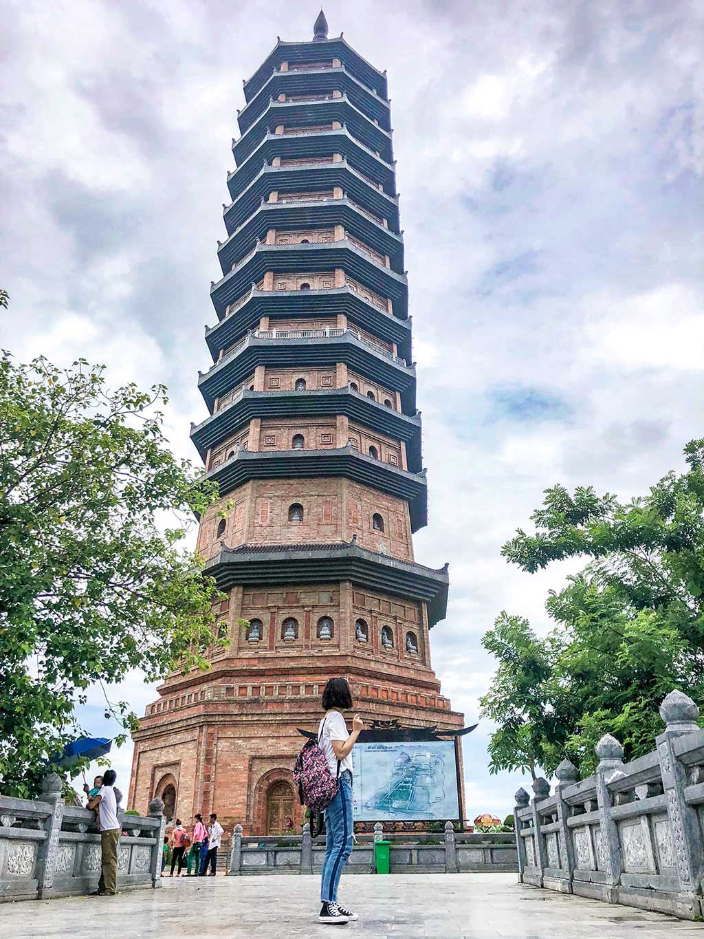 Đừng quên chụp ảnh check-in trước bảo tháp tại chùa Bái Đính