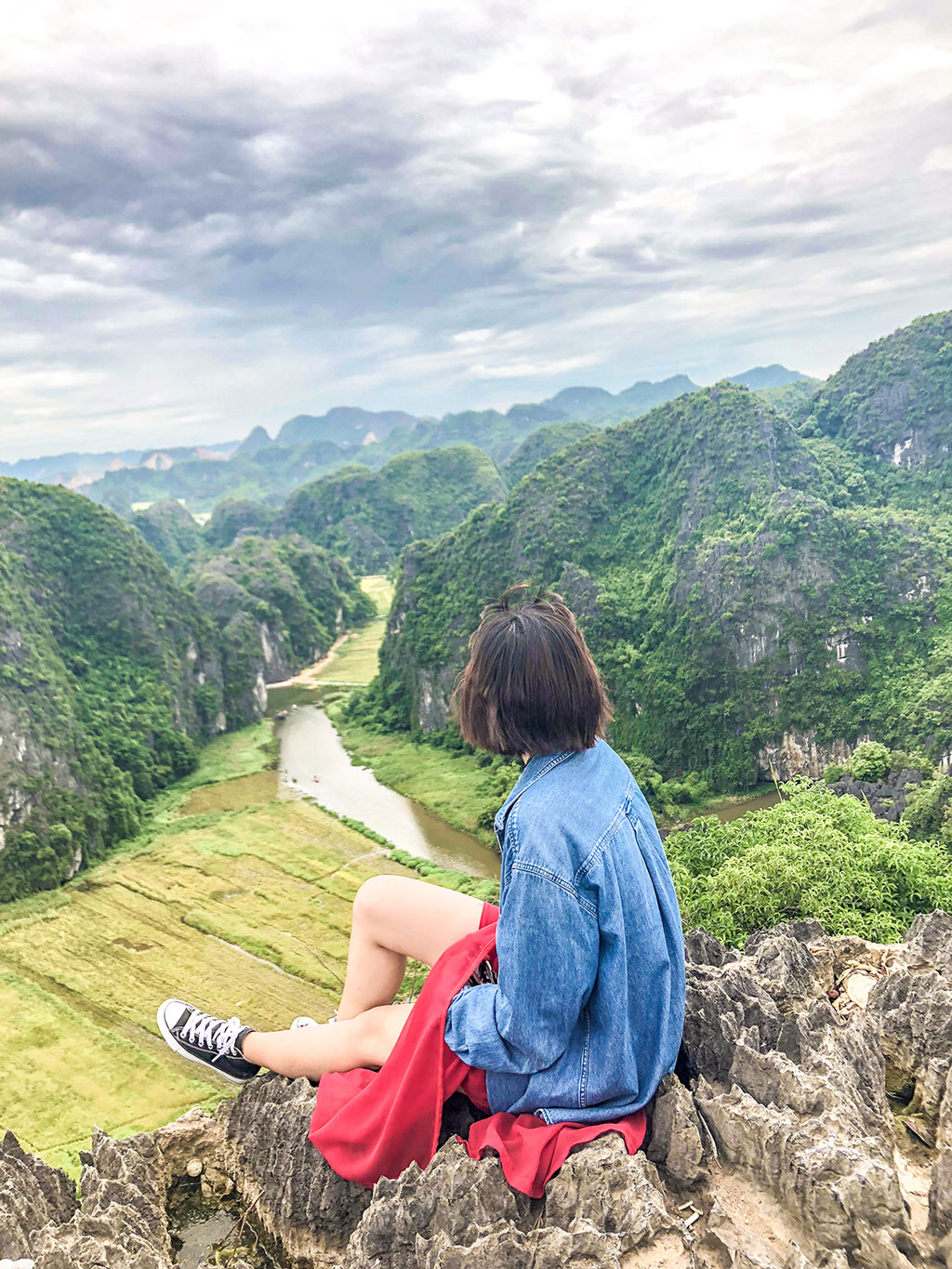 ... cũng như đường vào hang Múa