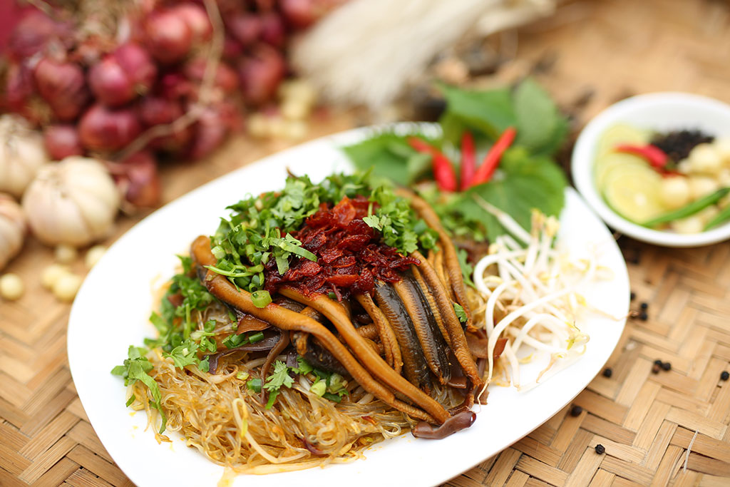 Trong số những đặc sản Ninh Bình thì miến lươn có vẻ kinh tế và “đỡ nhức đầu” nhất, giá thường rơi vào khoảng 30.000VNĐ/phần