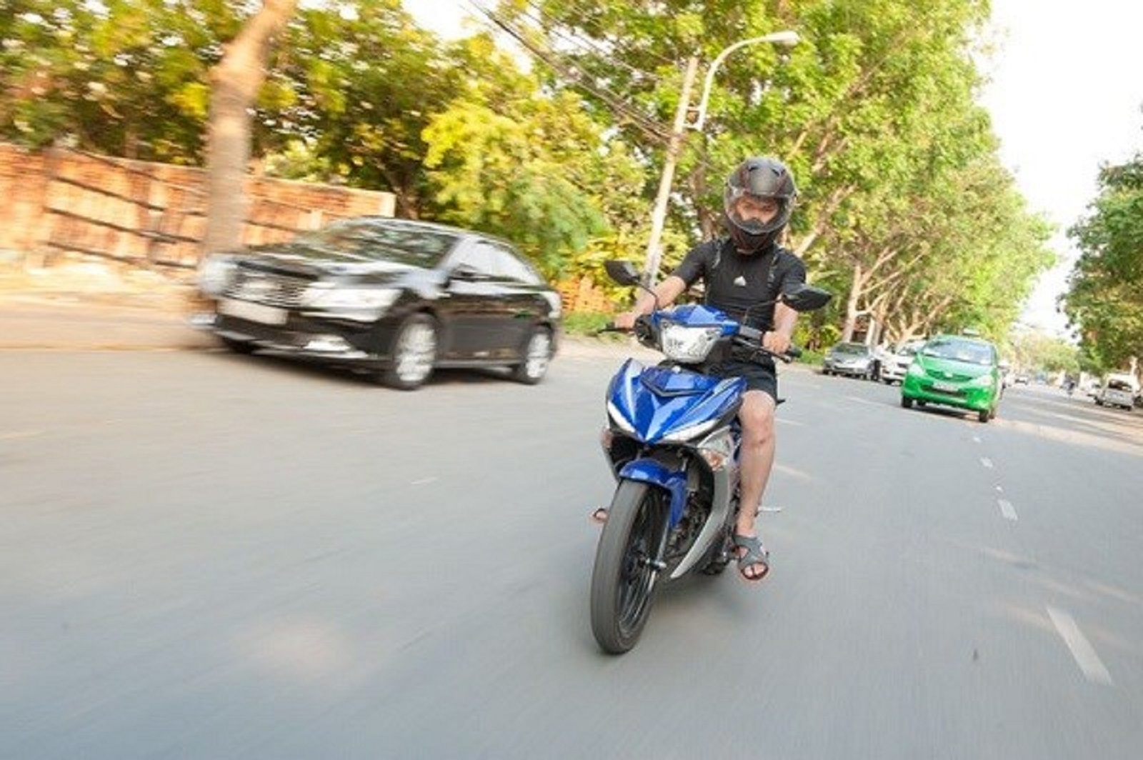 Xe chạy nhanh nóng máy