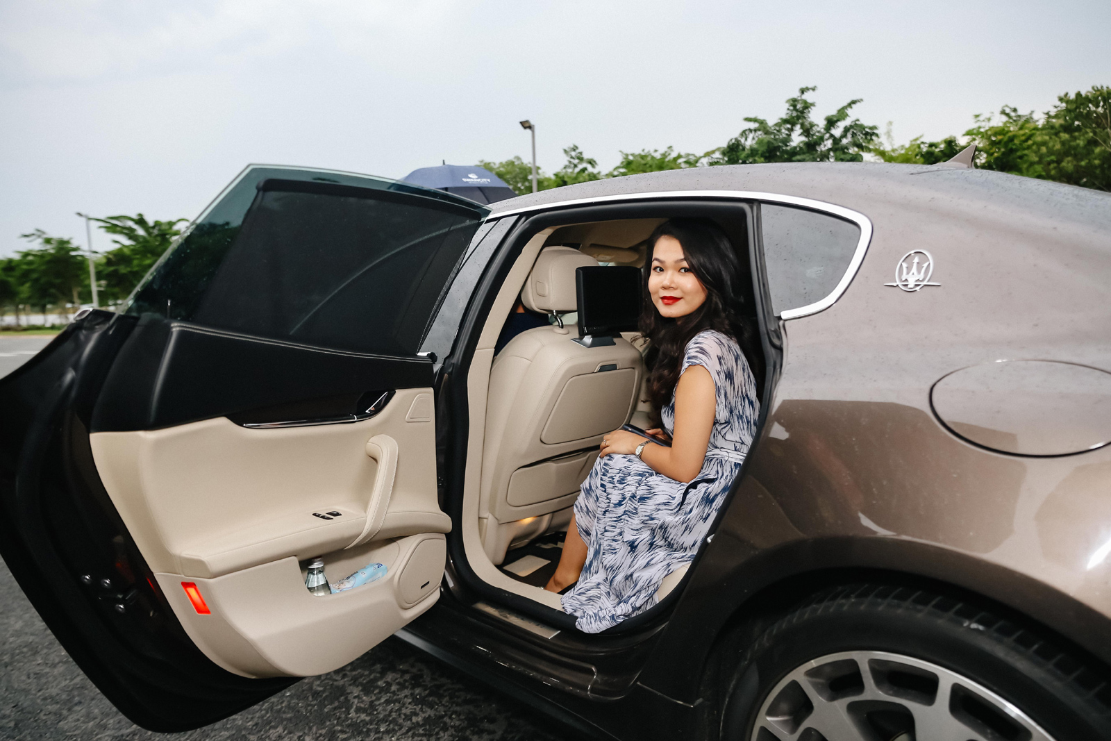 Không chỉ thu hút các quý ông, nhiều vị khách nữ cũng đăng ký ngồi sau tay lái của những mẫu xe sang