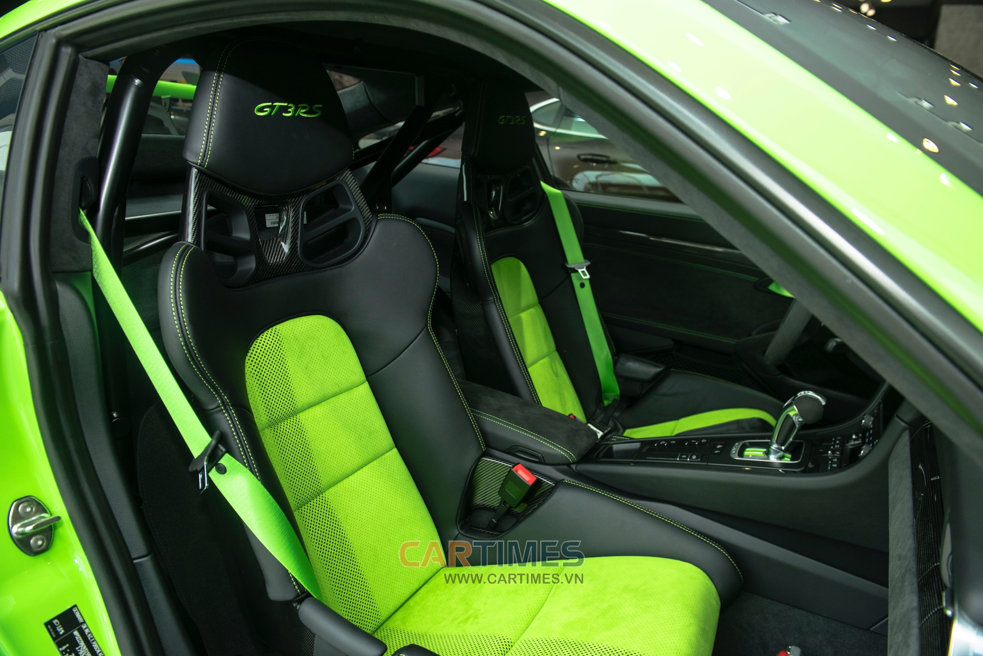Thiết kế ghế lái với khung làm từ sợi carbon của Porsche 911 GT3 RS