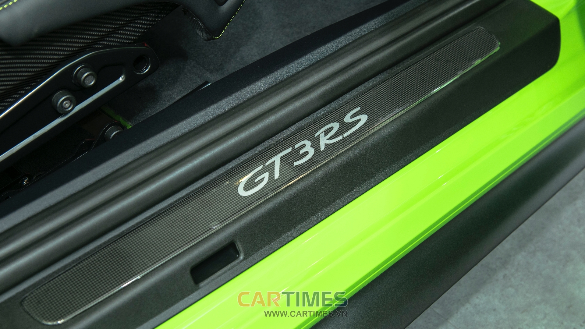 Logo GT3 RS đi kèm ốp sợi carbon ở trong cabin xe