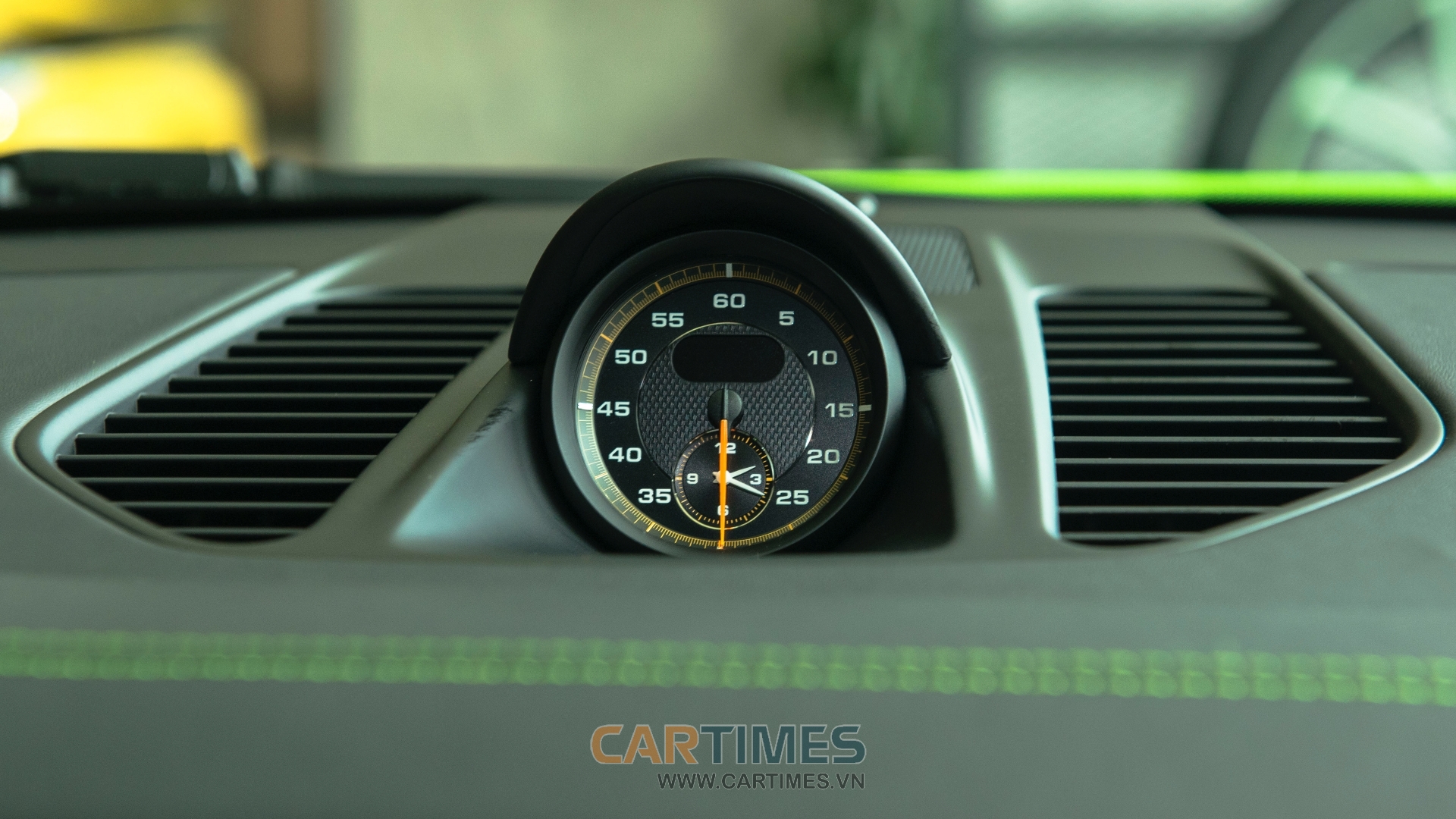 Đồng hồ trung tâm đặc trưng của Porsche