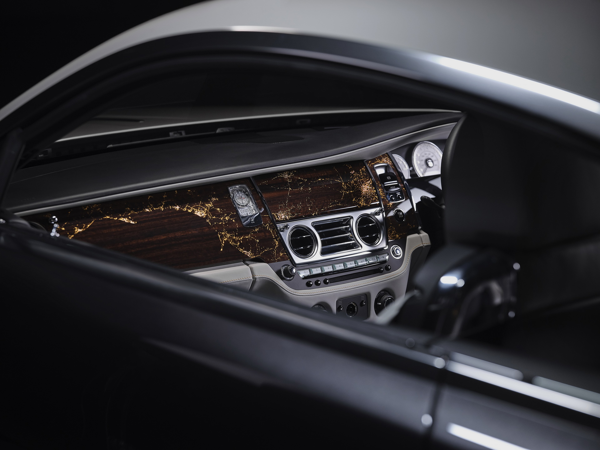 Mặt táp lô đặc biệt trong xe Rolls-Royce Wraith Eagle VIII