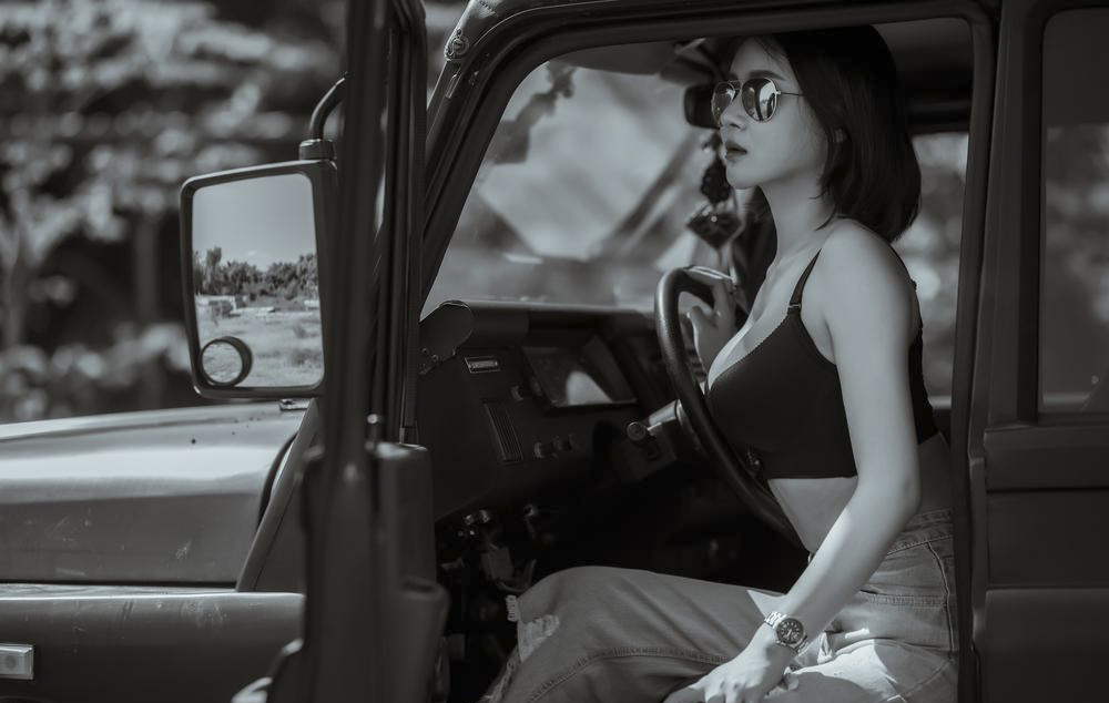 Người mẫu nóng bỏng bên cạnh mẫu xe có thiết kế mạnh mẽ