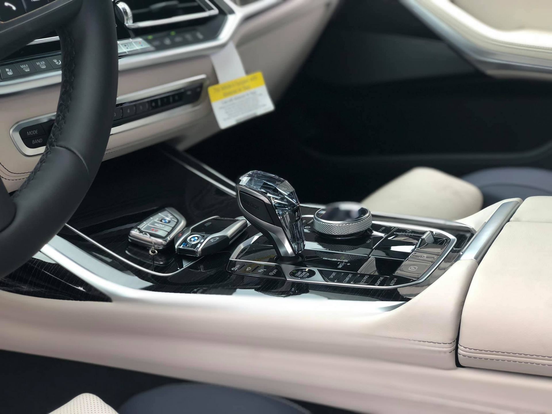 Khu vực điều khiển trung tâm trên BMW X7