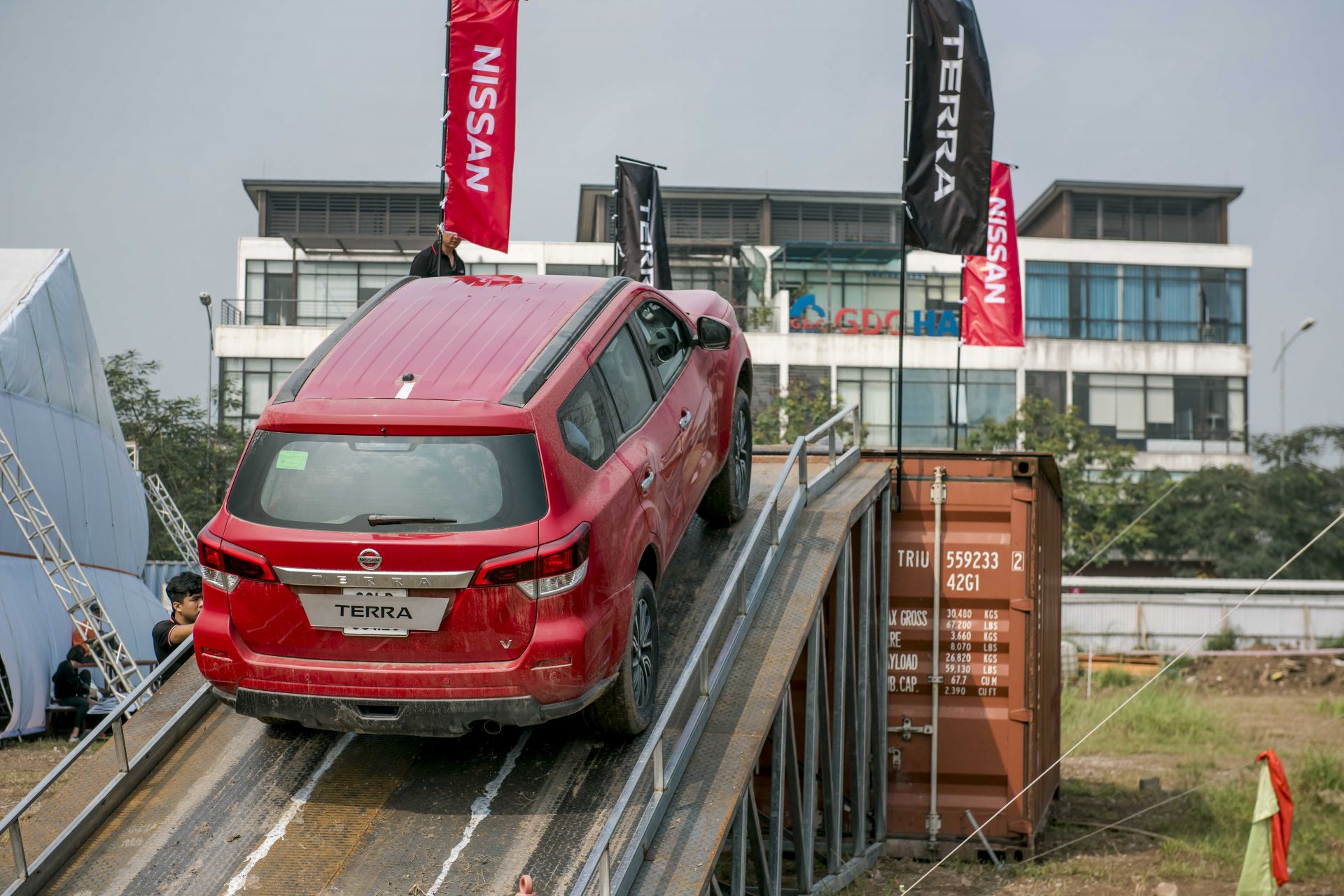 Giá xe Nissan Terra bản V giảm gần 30 triệu đồng