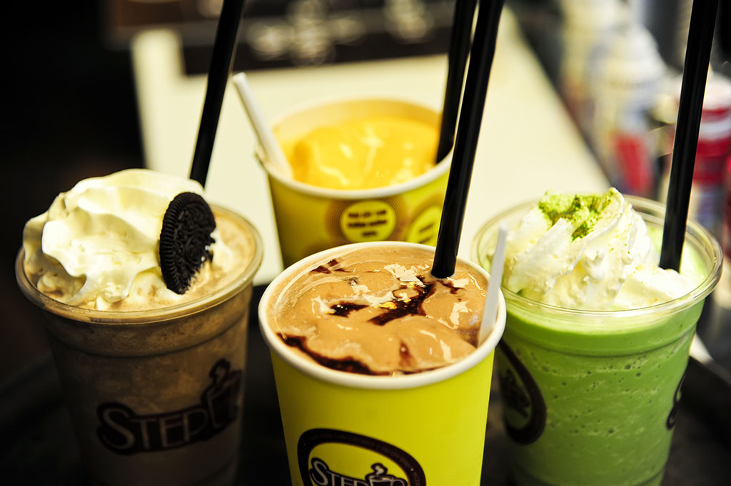 Menu có nhiều đồ uống để lựa chọn: cappuccino, latte, trà sữa, trà đào, sinh tố, soda nhiều màu, yogurt 6 loại...