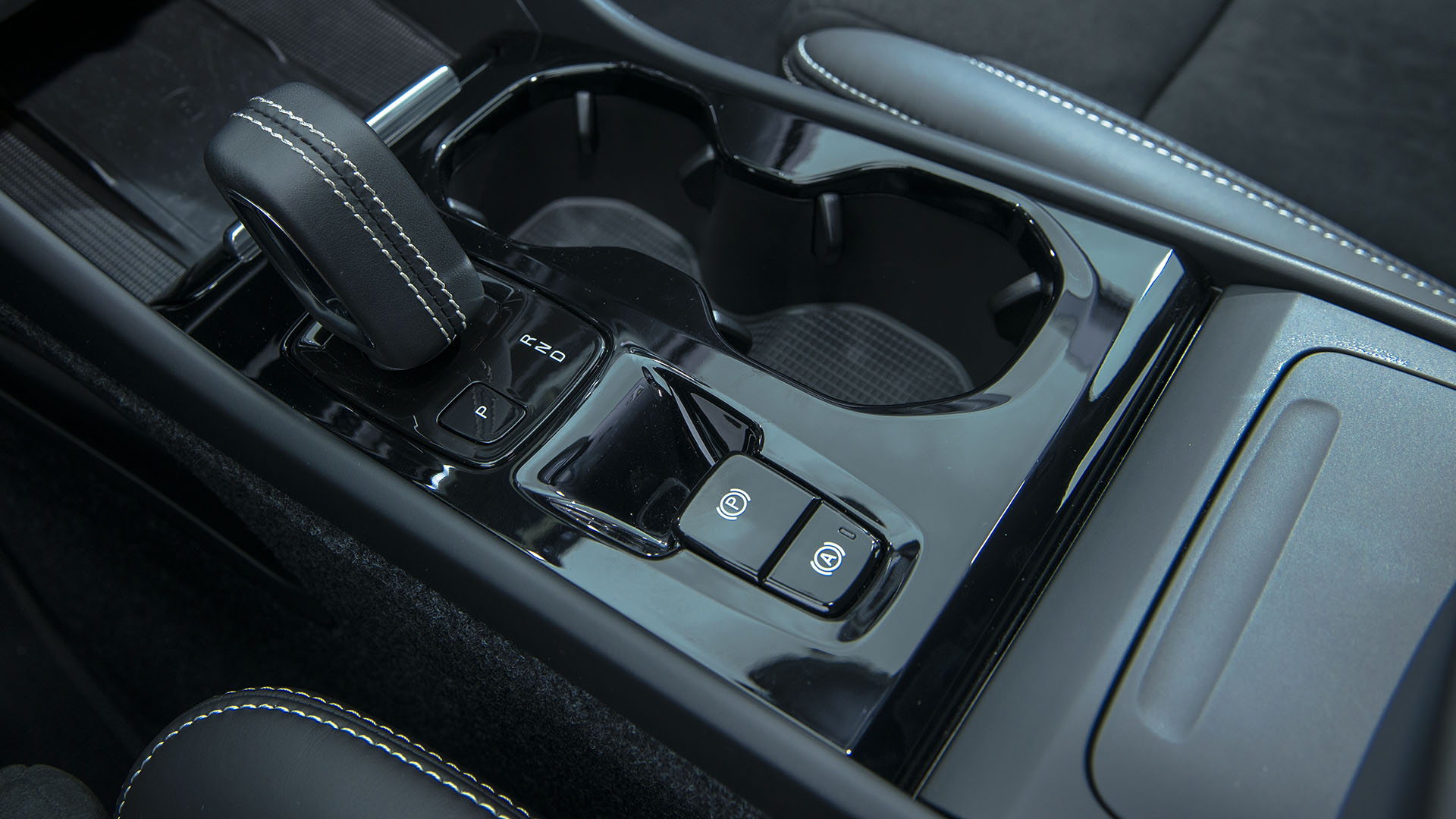 Thiết kế cần số trên Volvo XC40