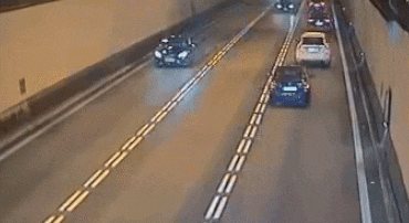 Tai nạn ô tô kinh hoàng trong đường hầm, 3 xe đâm nhau tan nát