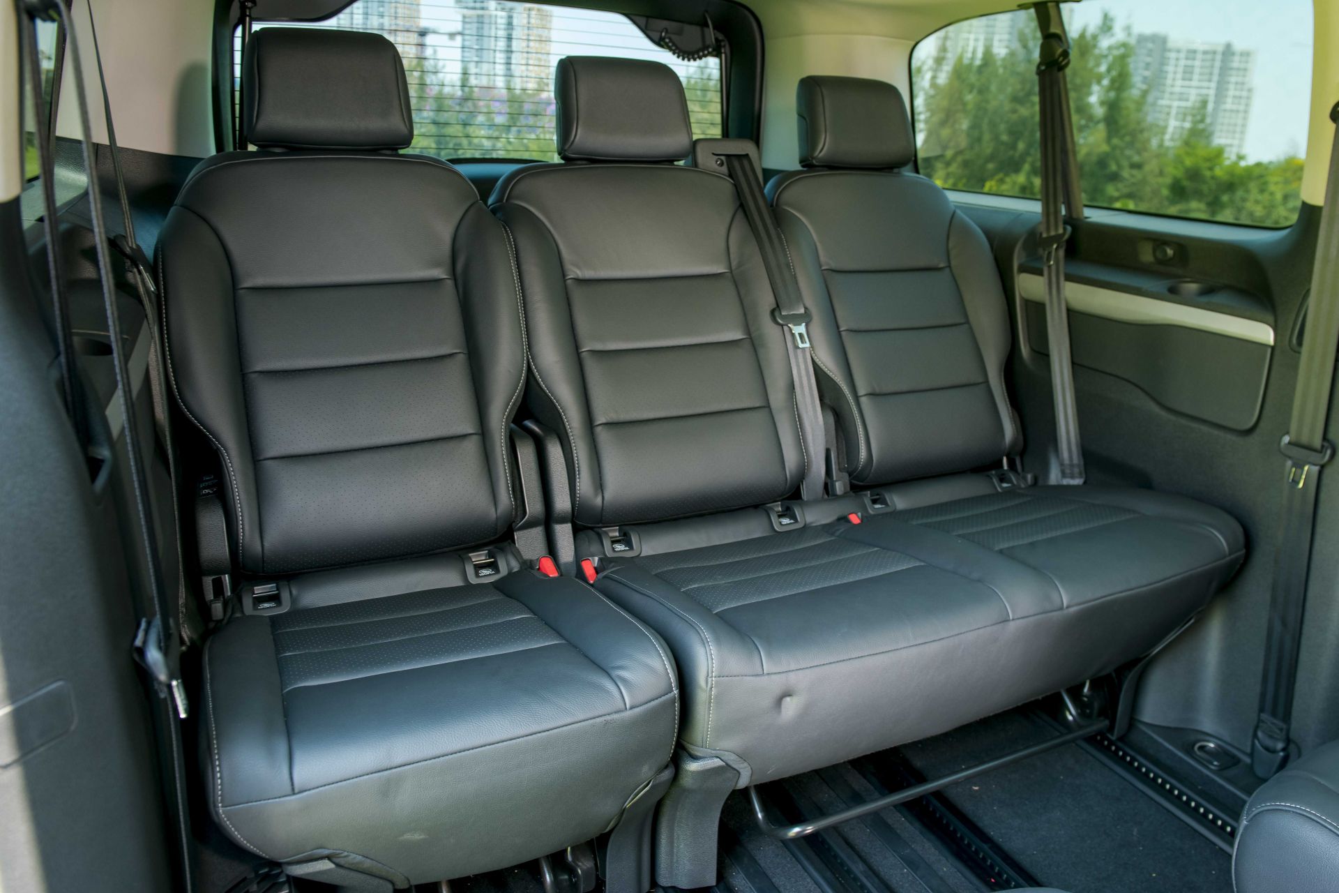 Hàng ghế thứ 3 trên Peugeot Traveller