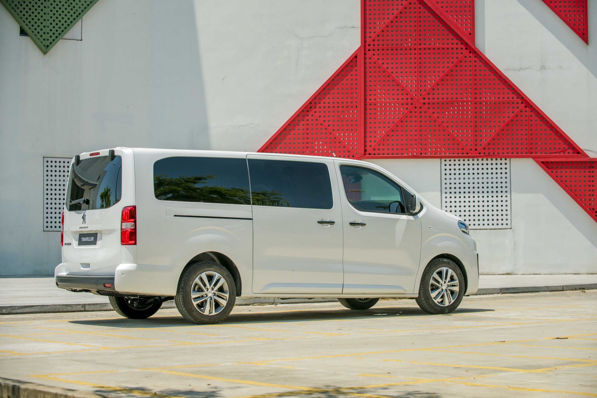 Thiết kế bên hông xe Peugeot Traveller