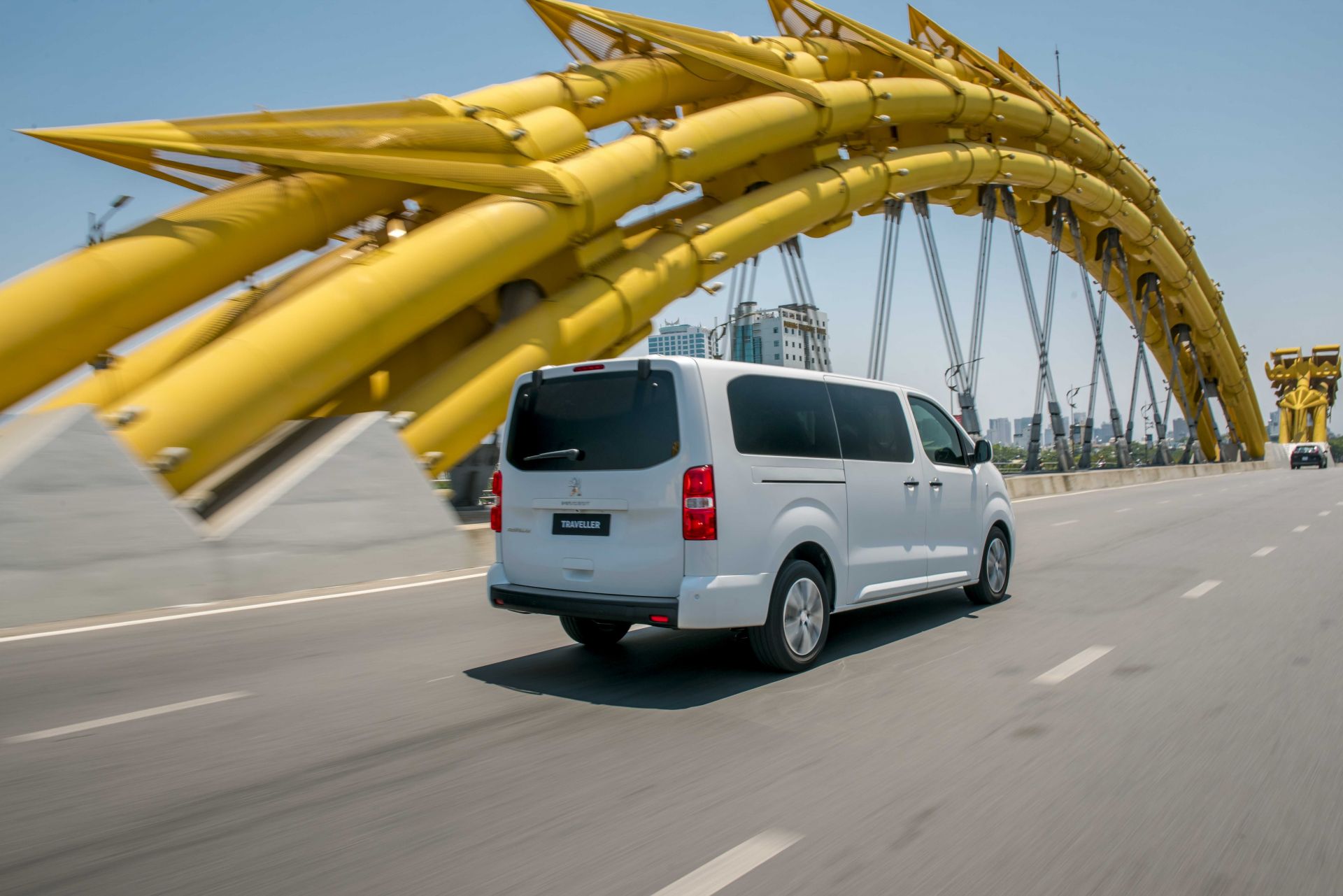Thiết kế đuôi xe Peugeot Traveller