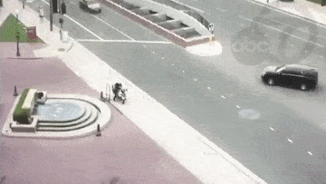 Hai ô tô đâm nhau hất văng mô tô cảnh sát lên đài phun nước