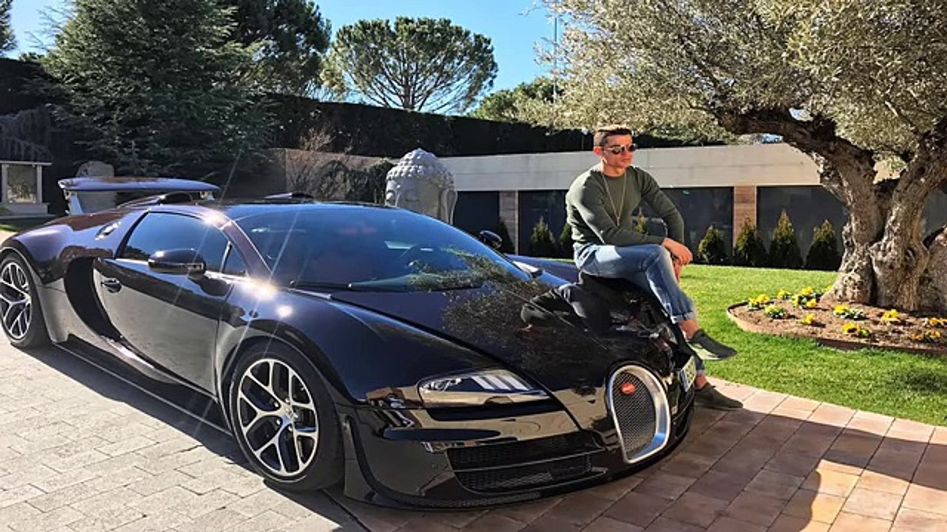Cristiano Ronaldo bên chiếc Bugatti 