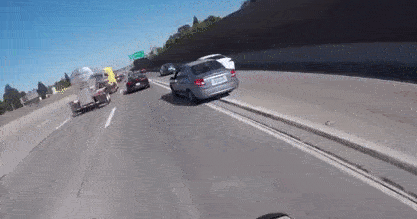 Tài xế xe Kia Rio tự mình gây tai nạn khó hiểu, ô tô cuộn tròn trên cao tốc