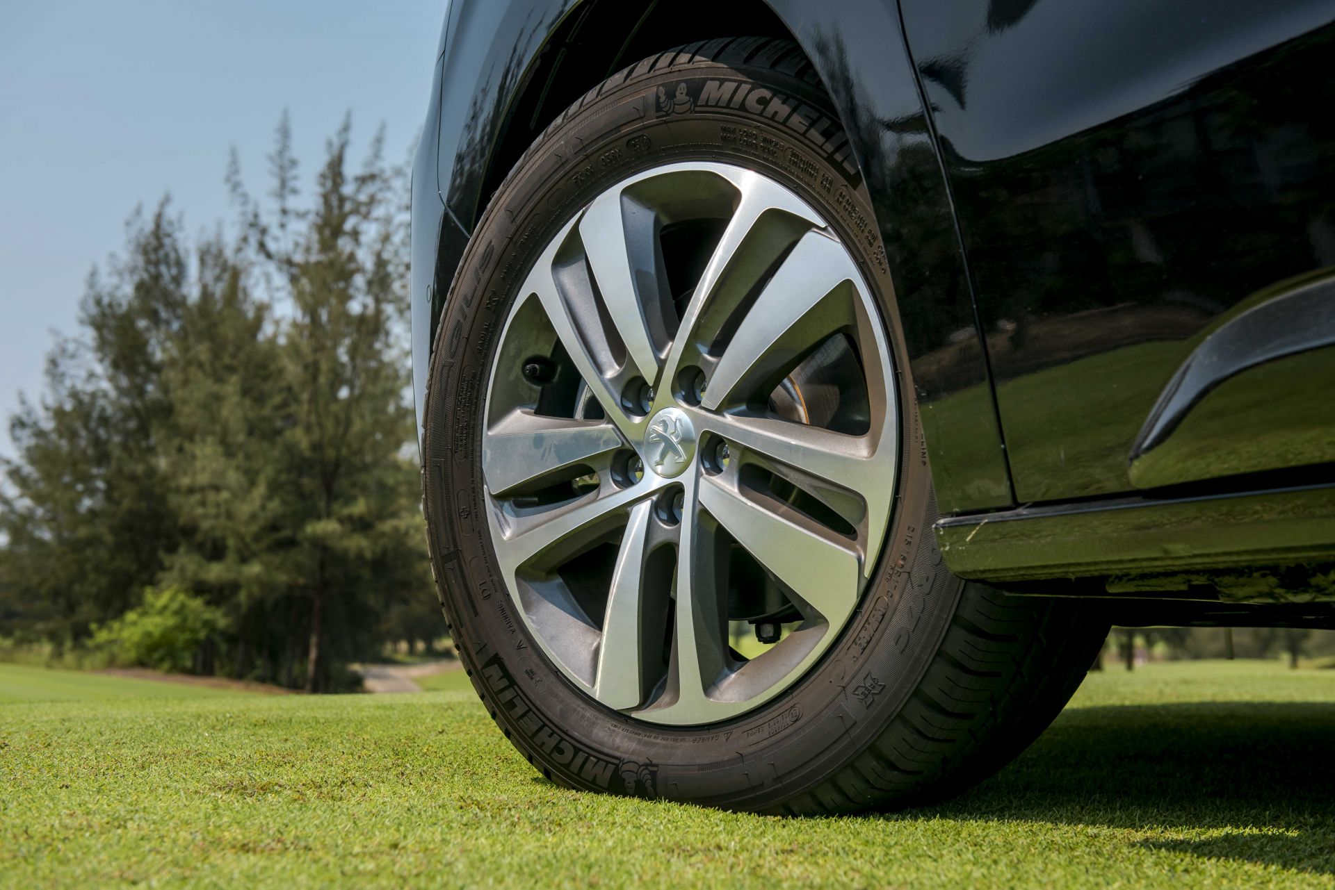 Thiết kế la zăng 17 inch trên Peugeot Traveller