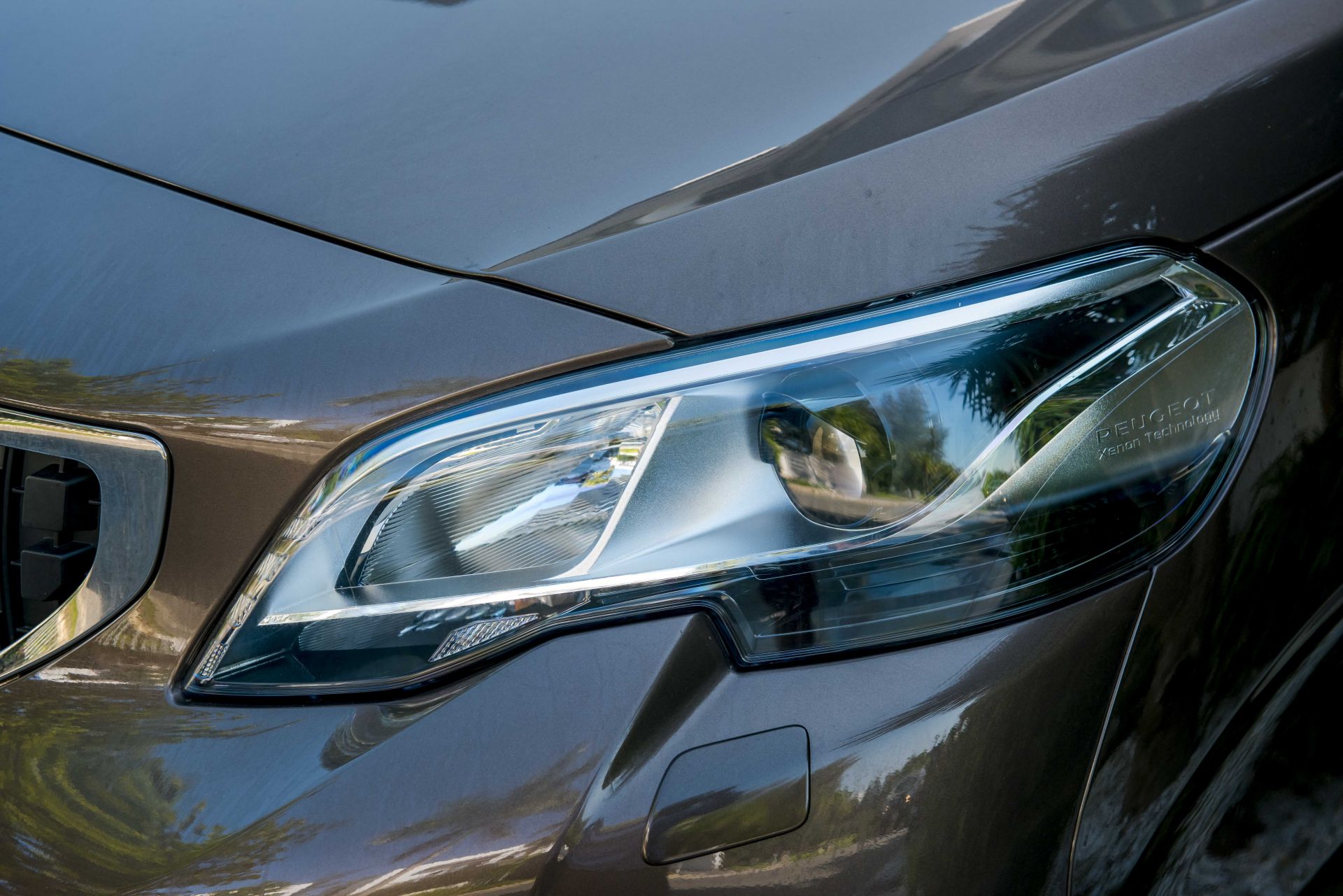 Thiết kế đèn pha xe Peugeot Traveller Luxury