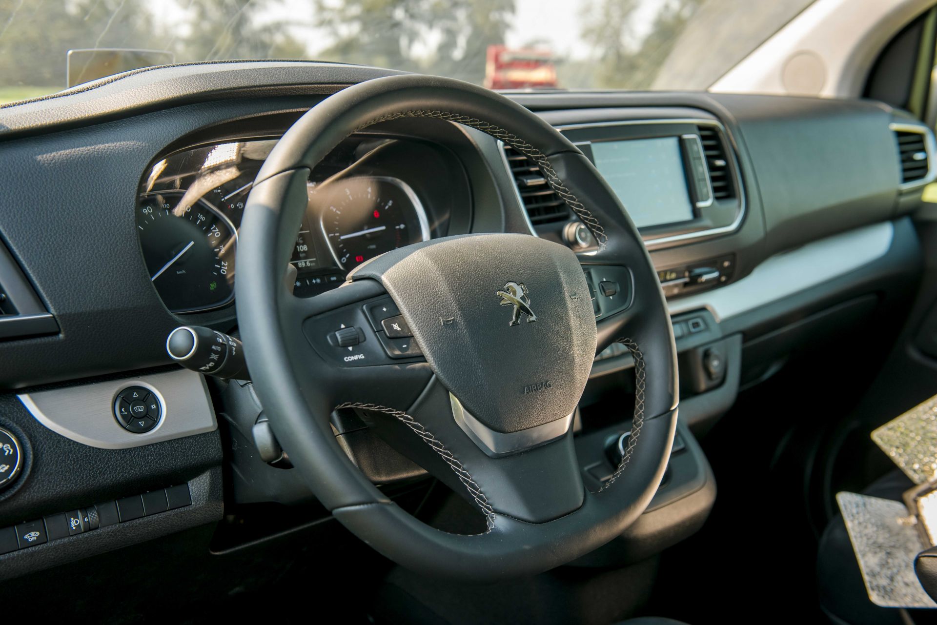 Vô lăng của xe Peugeot Traveller Luxury 