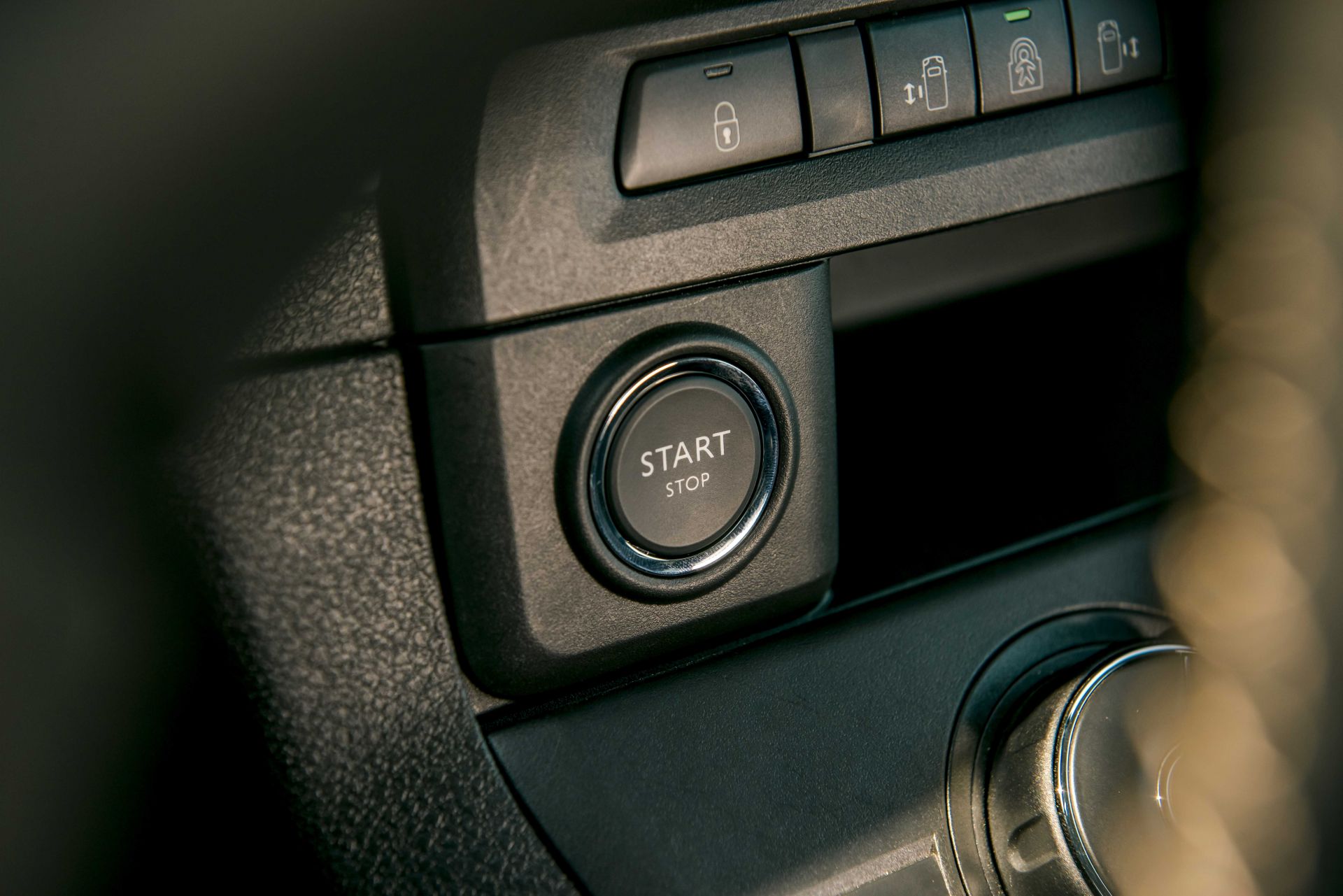 Peugeot Traveller trang bị khởi động bằng nút bấm