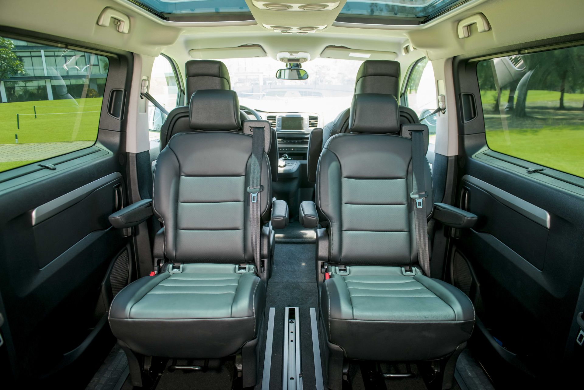 Hàng ghế thứ 2 được xếp ngược trên xe Peugeot Traveller Luxury