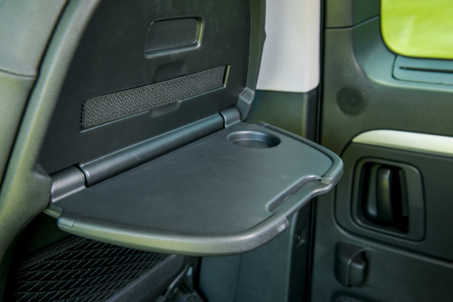 Bàn làm việc trên Peugeot Traveller