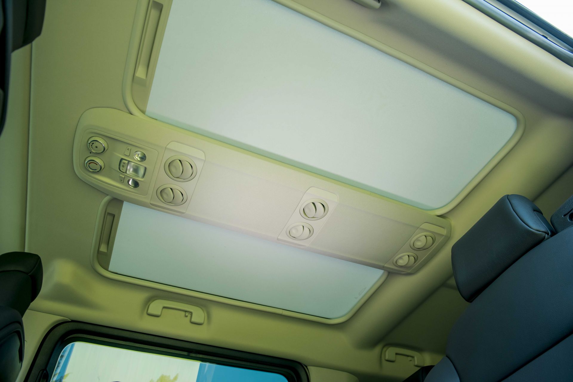 Cửa sổ trời của Peugeot Traveller