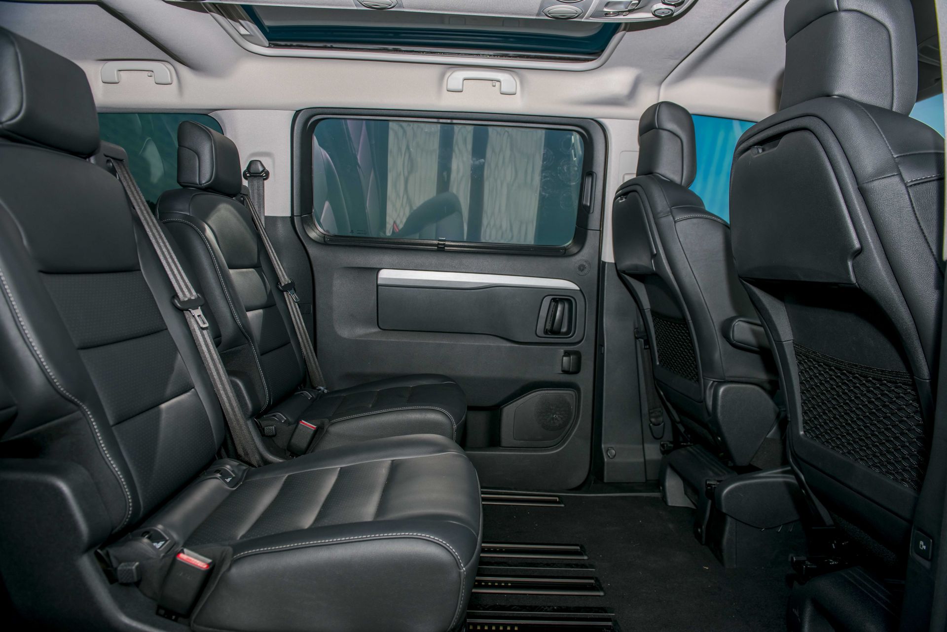 Thiết kế hàng ghế thứ 2 trên Peugeot Traveller