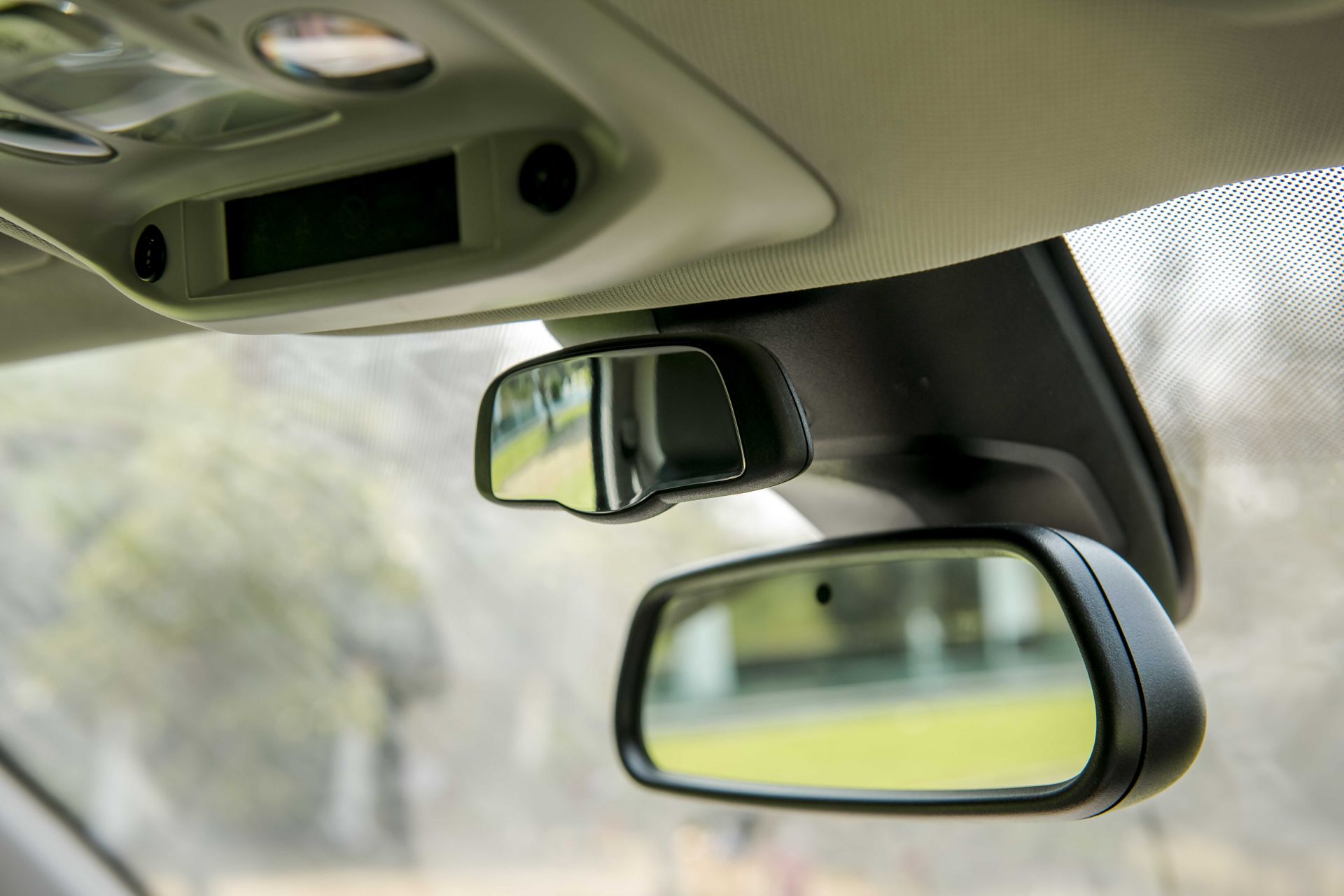 Gương chiếu hậu kép của Peugeot Traveller