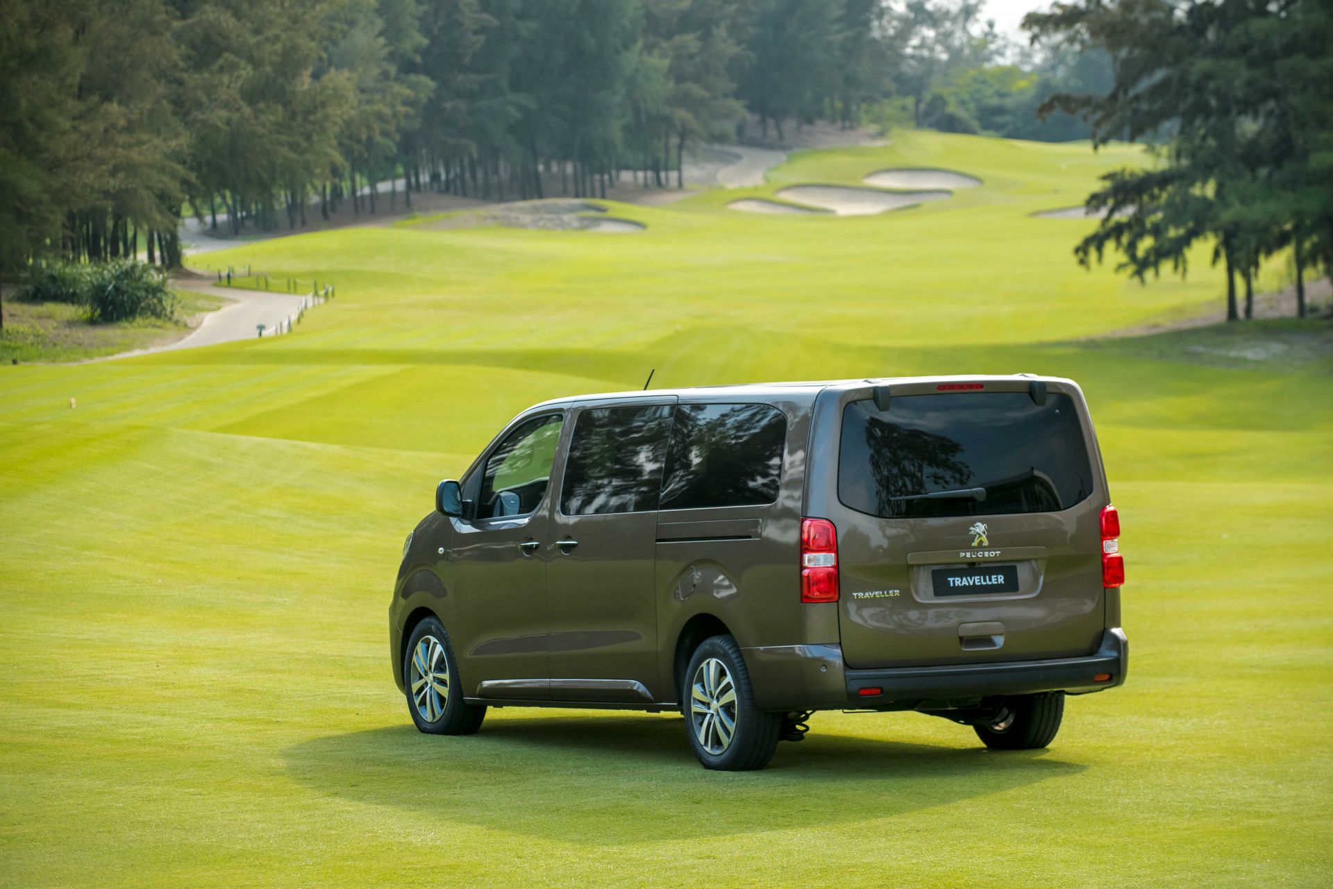 Thiết kế đuôi xe Peugeot Traveller Luxury