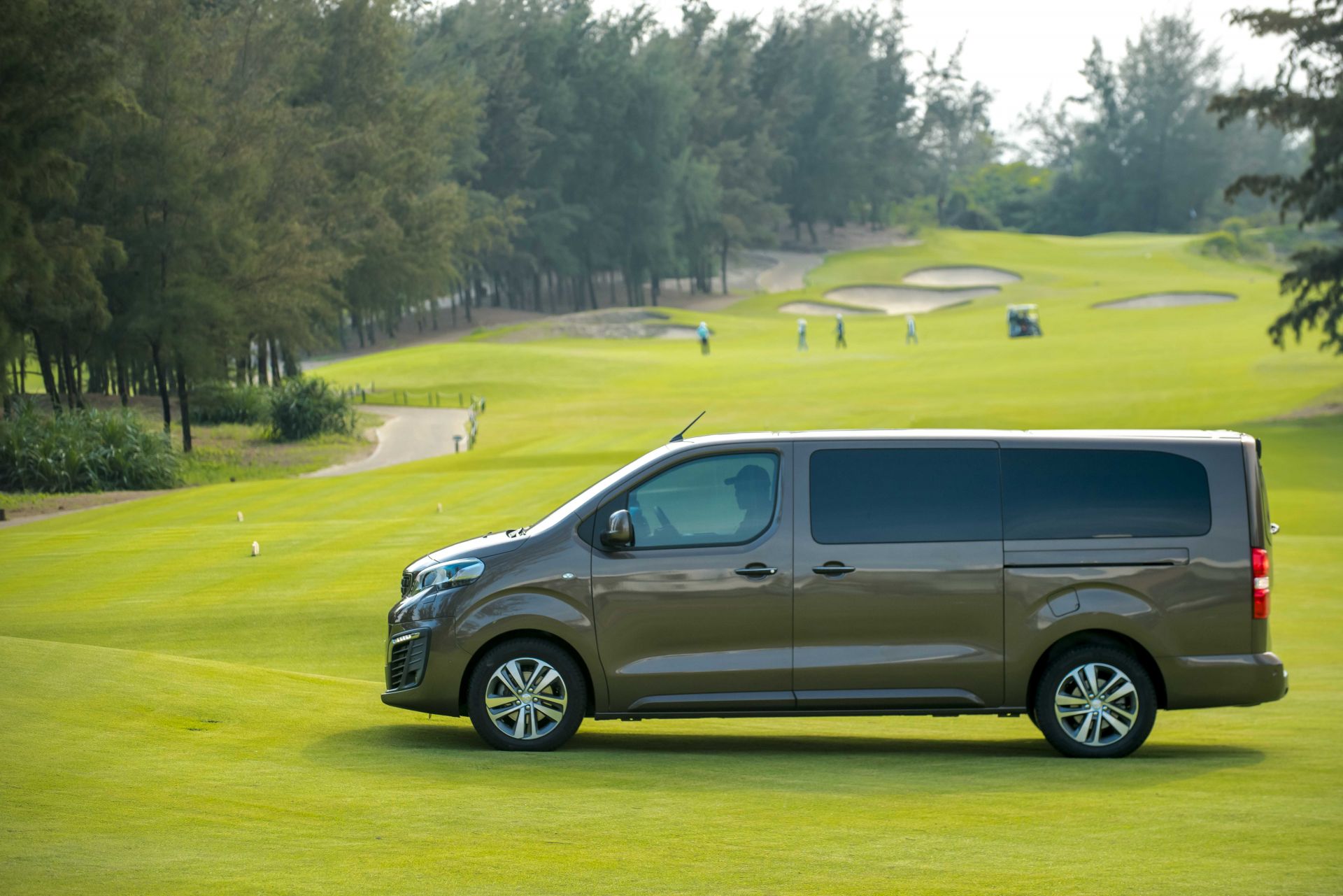 Thiết kế hông xe Peugeot Traveller Luxury