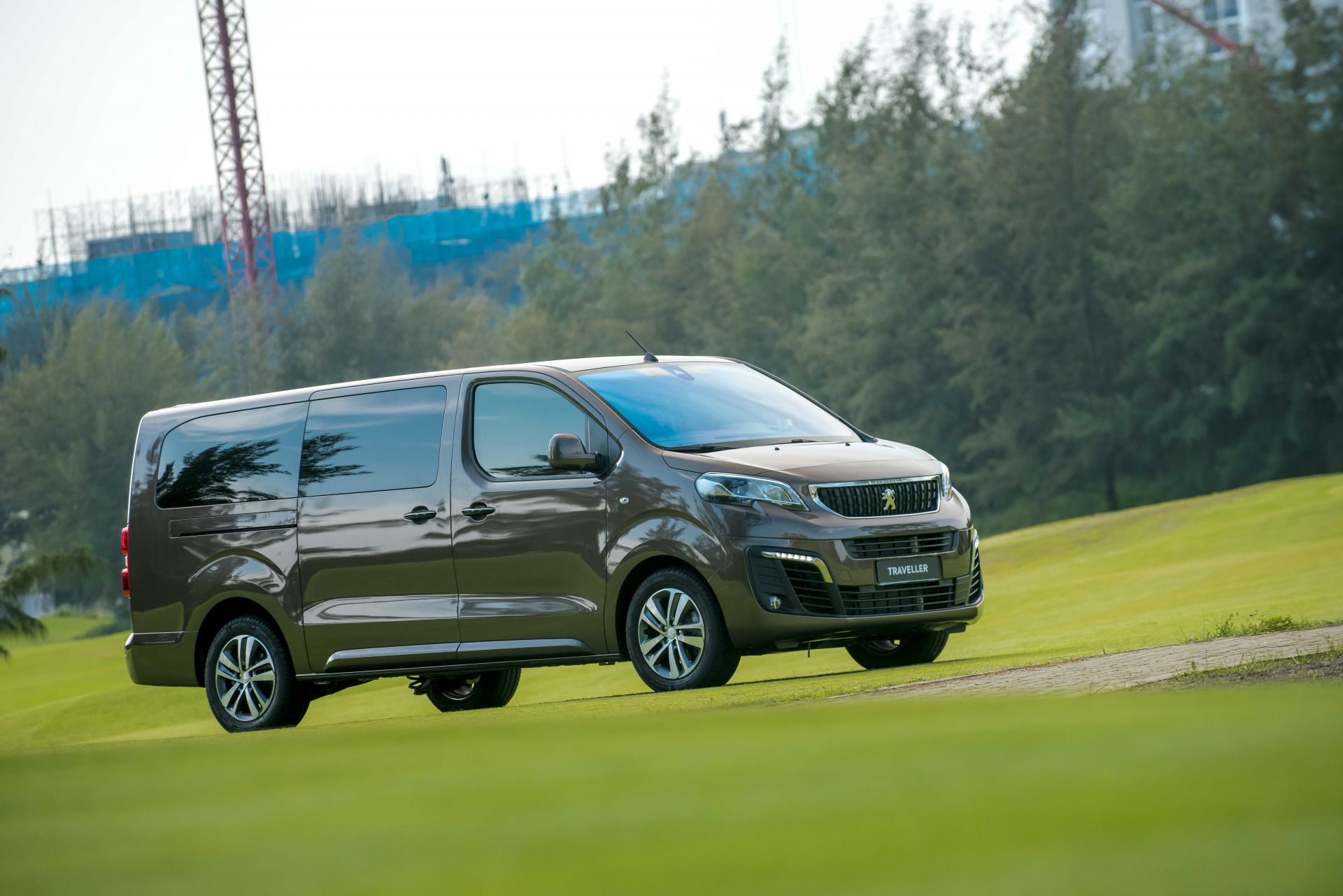 Peugeot Traveller trang bị hệ thống cảm biến đá chân để mở cửa