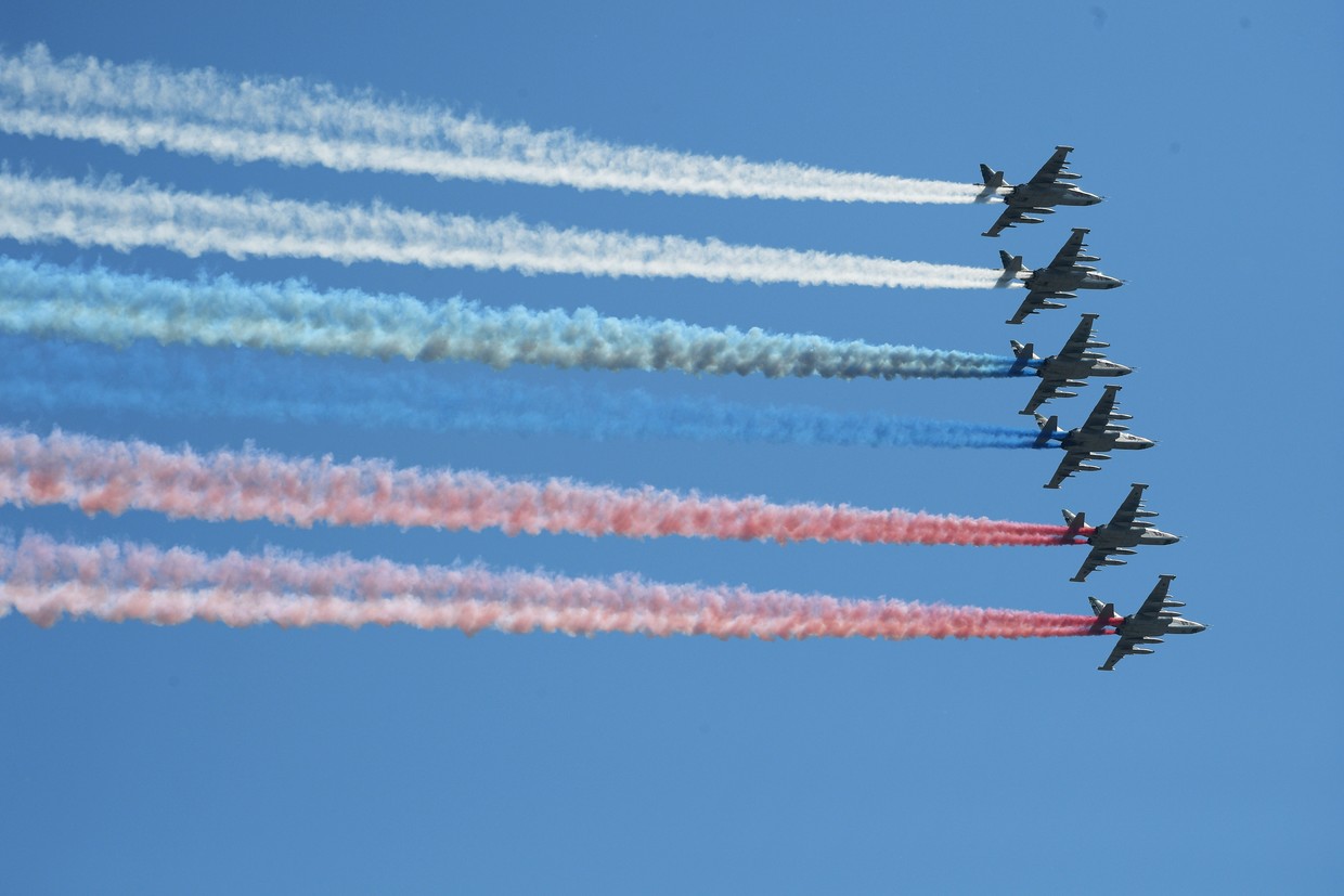 Dàn máy bay phản lực Su-25 bay theo đội hình trên Quảng trường Đỏ. Ảnh: Sputnik / Ramil Sitdikov