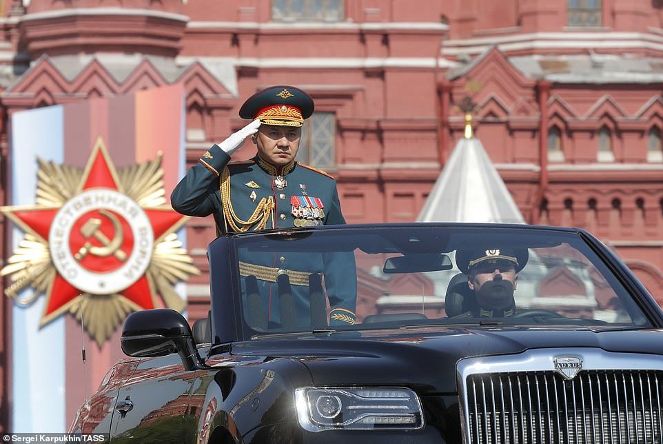 Bộ trưởng Quốc phòng Nga, ông Serge Shoigu trên xe Aurus cabriolet mới