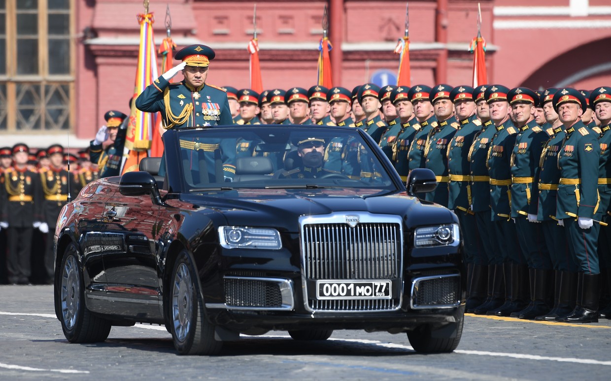 Bộ trưởng Quốc phòng Nga, ông Serge Shoigu tham gia buổi tổng duyệt Ngày Chiến thắng trên siêu xe Aurus cabriolet mới hôm 7/5