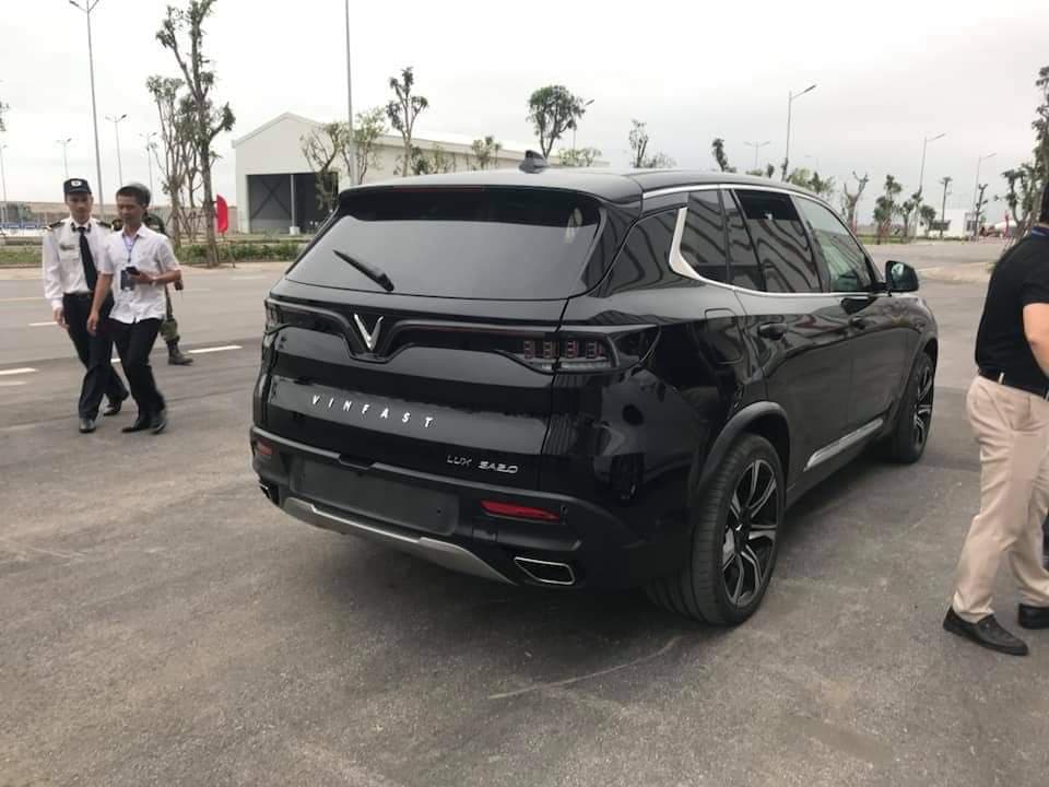 Thiết kế đuôi xe VinFast Lux V8
