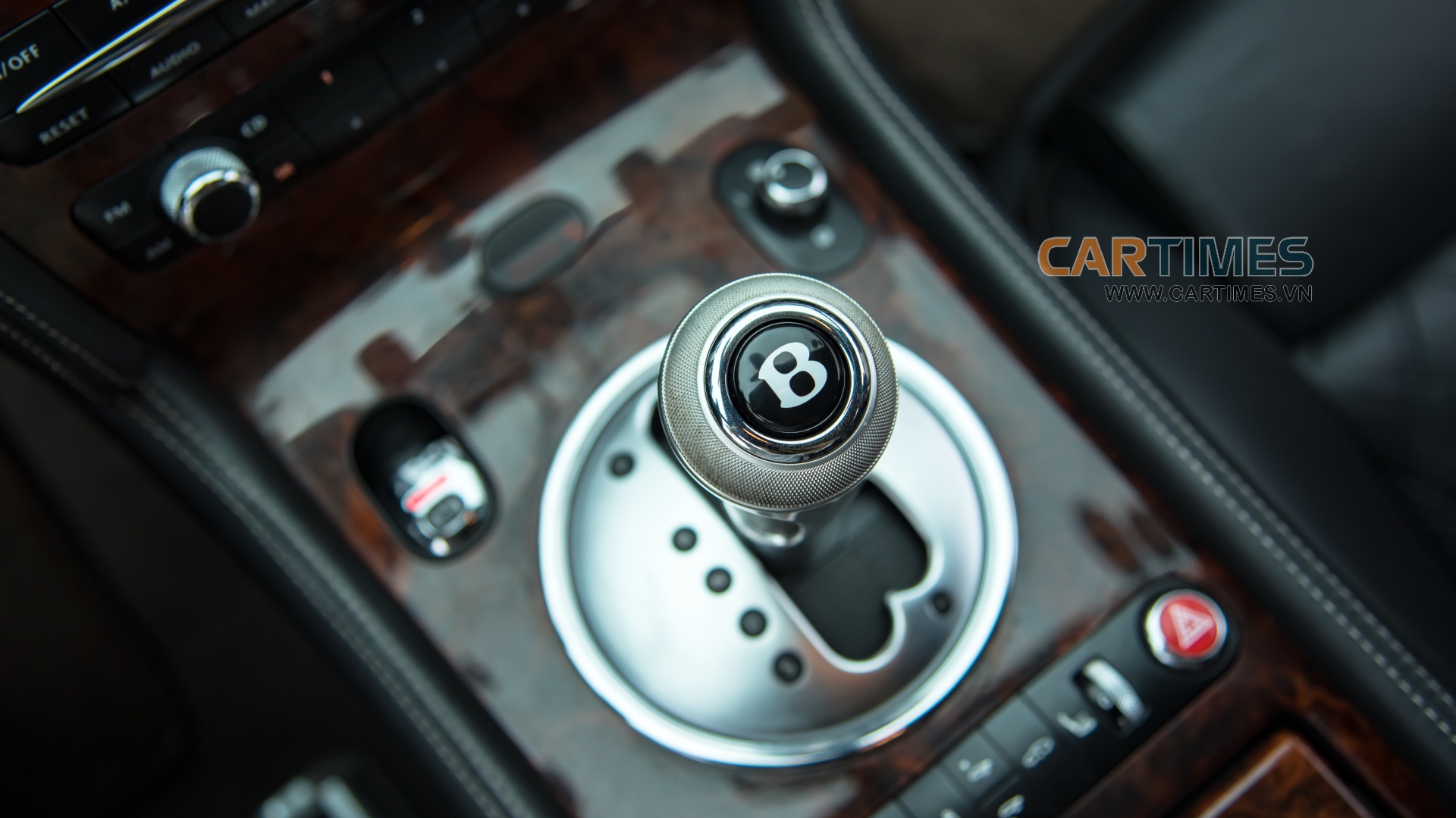 Cần số đặc trưng trên xe Bentley Continental GT Speed 2009