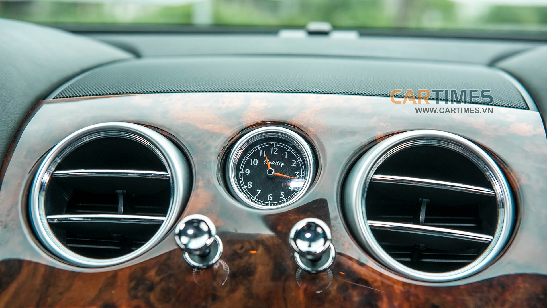 Bentley Continental GT Speed 2009 vẫn trang bị đồng hồ Breitling tiêu chuẩn
