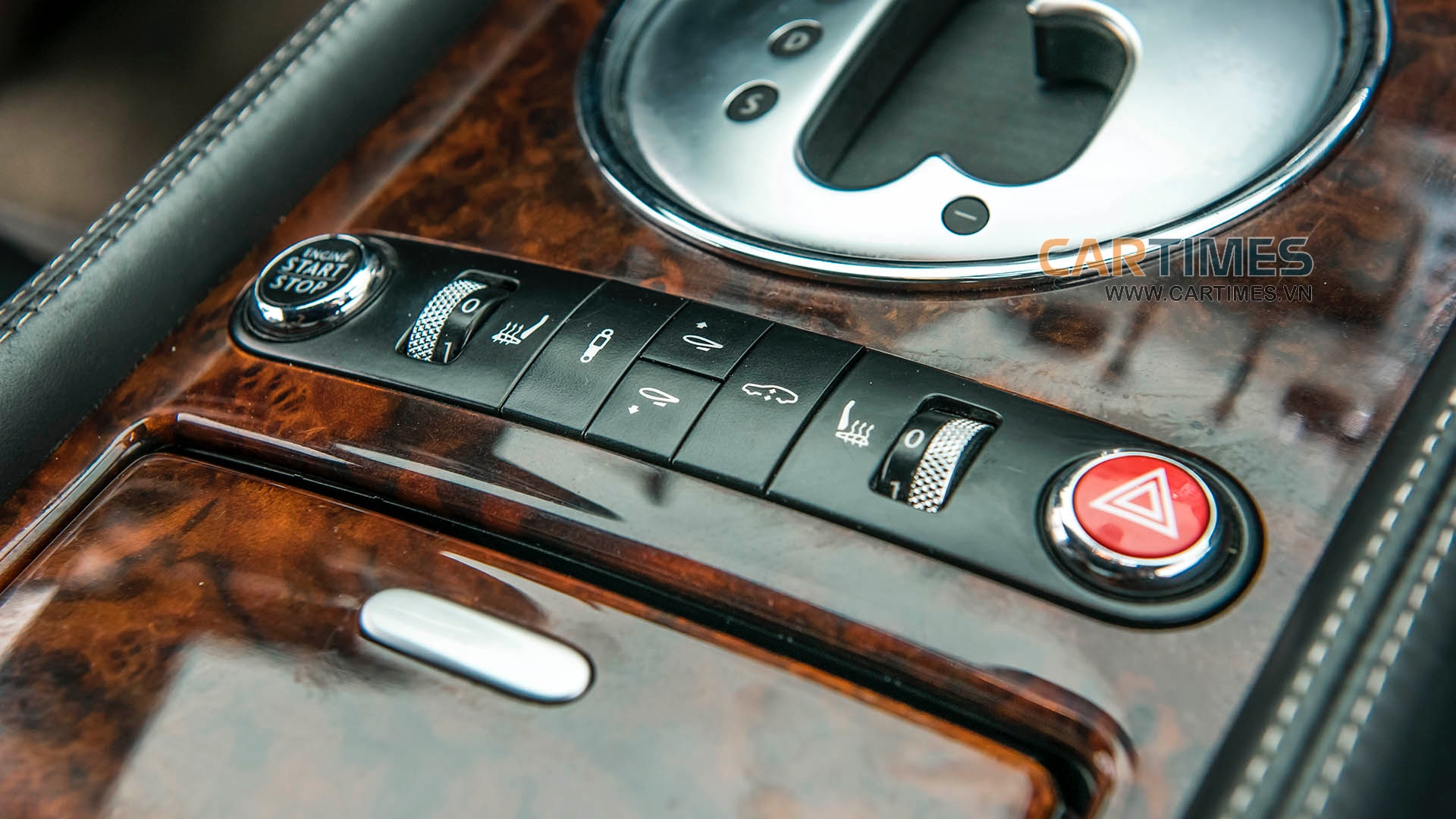 Hệ thống nút bấm điều khiển trên Bentley Continental GT Speed 2009