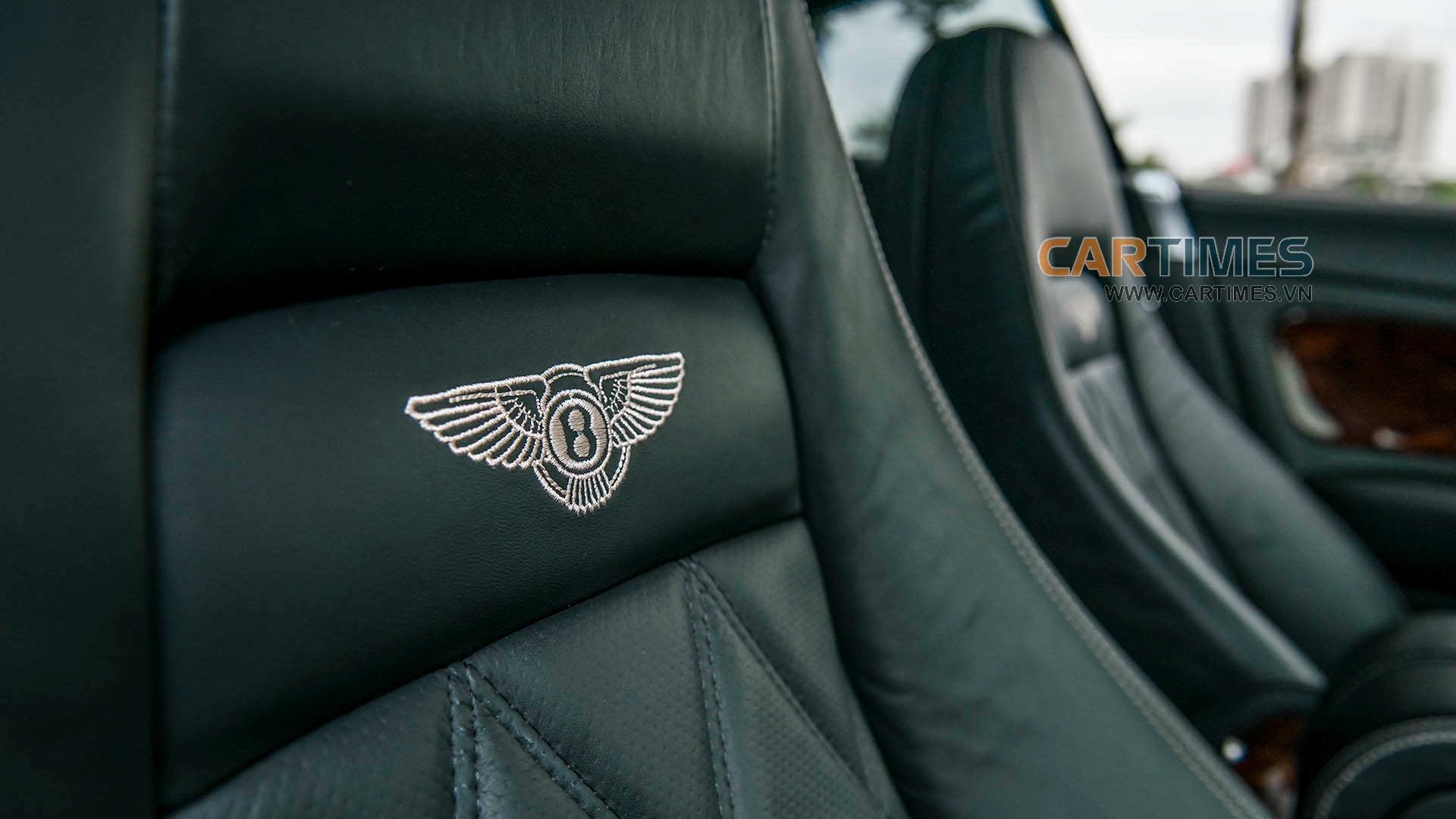 Logo Bentley được thêu trên ghế lái của xe Bentley Continental GT Speed 2009