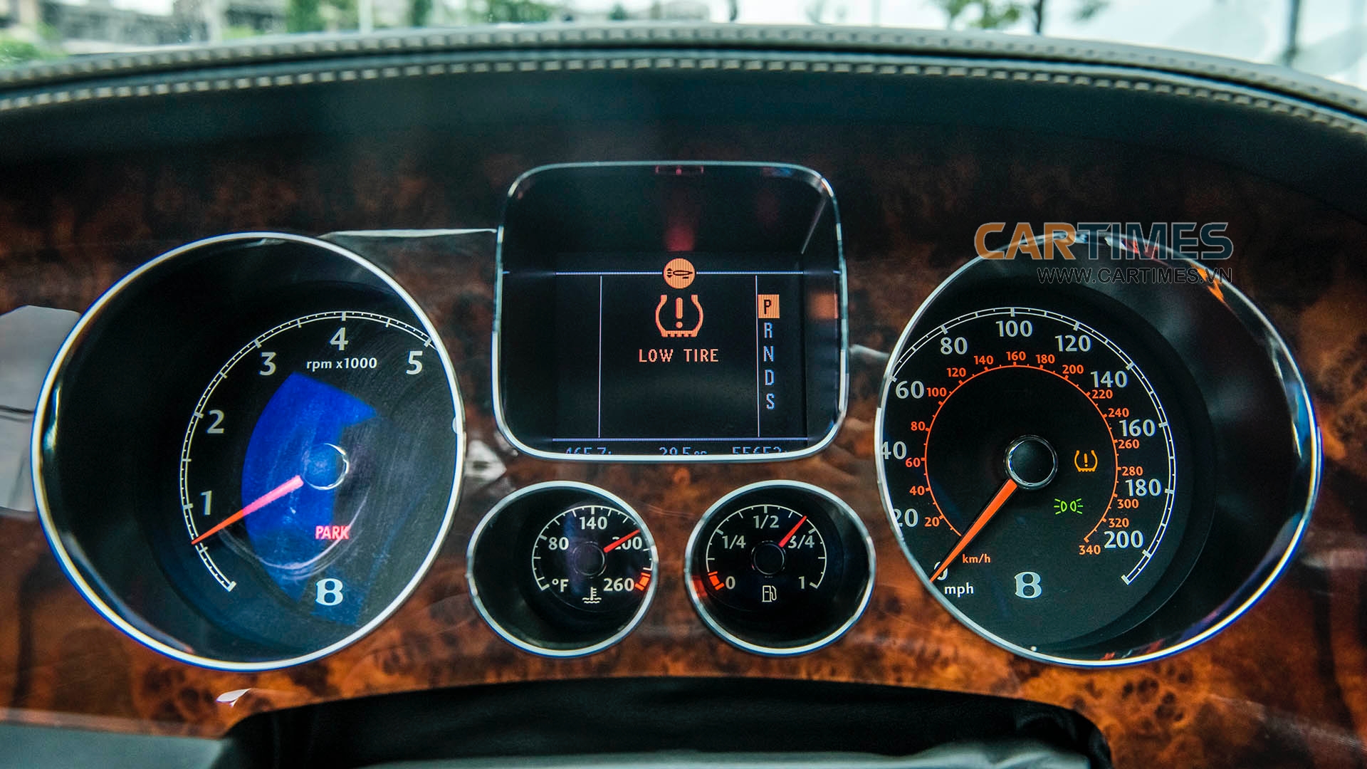 Bảng đồng hồ hiển thị trên xe Bentley Continental GT Speed 2009