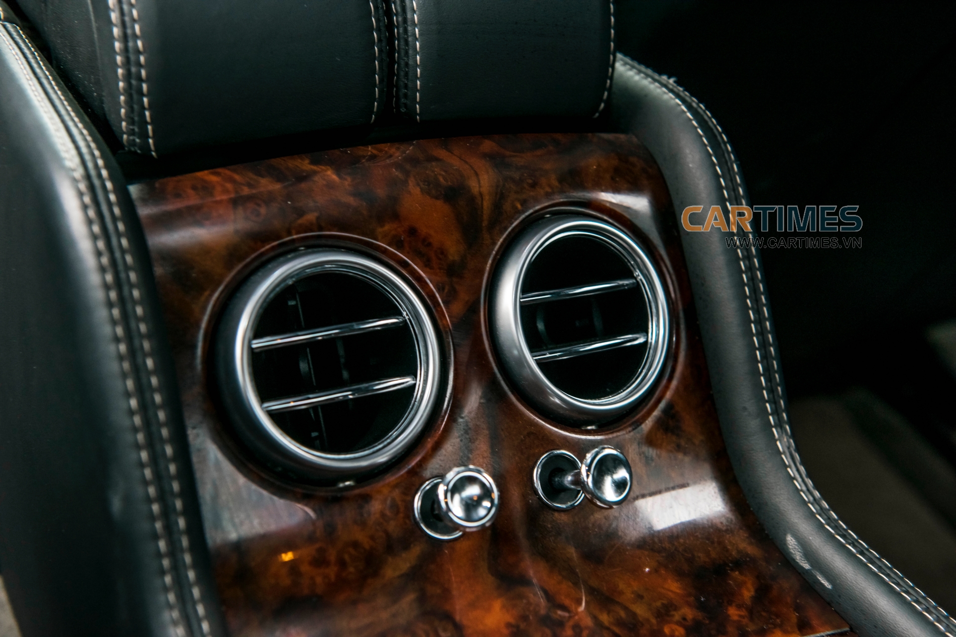 Cửa gió điều hoà hàng ghế sau của xe Bentley Continental GT Speed 2009