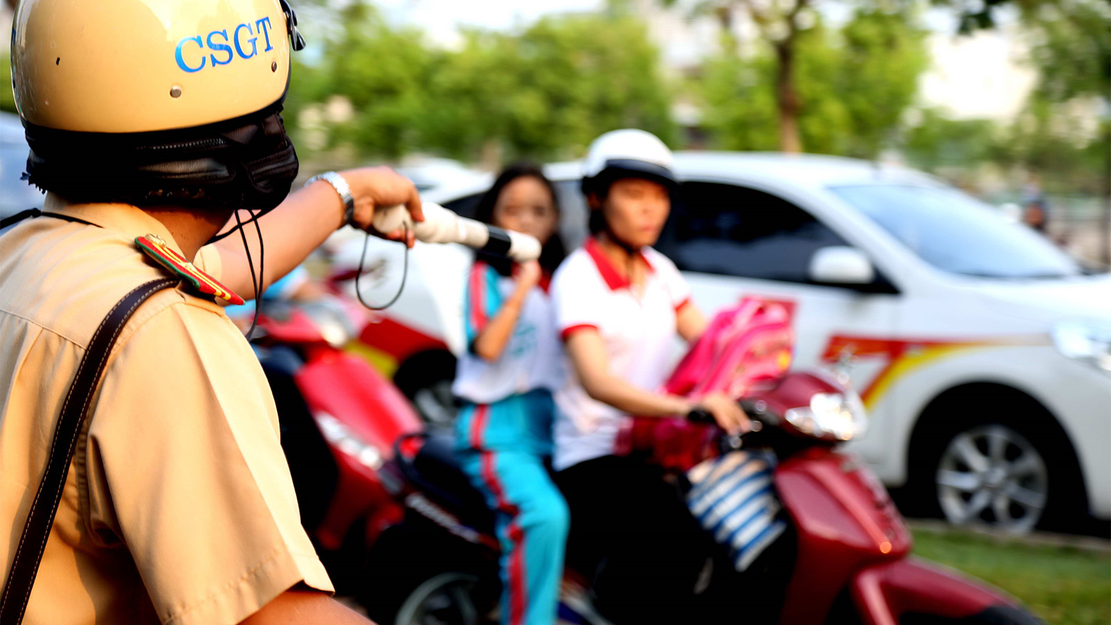 cảnh sát giao thông dừng xe