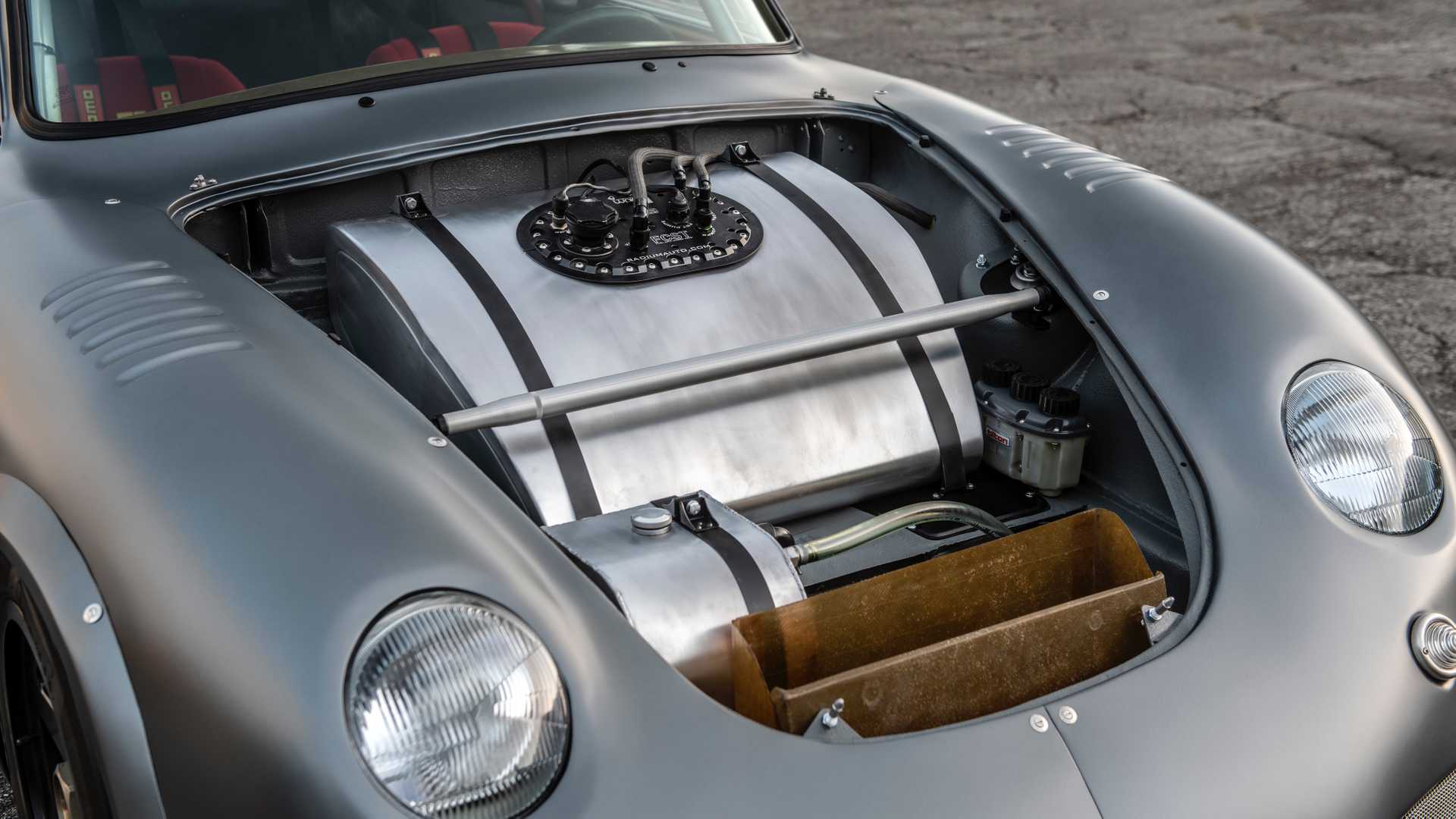 Cốp trước xe Porsche 356 RSR 1960 Emory Motorsports