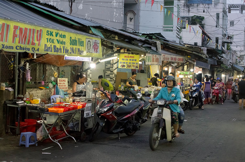 Từ đường Nguyễn Tất Thành, Đoàn Văn Bơ, Tôn Thất Thuyết… đều có thể dẫn đến khu ẩm thực này