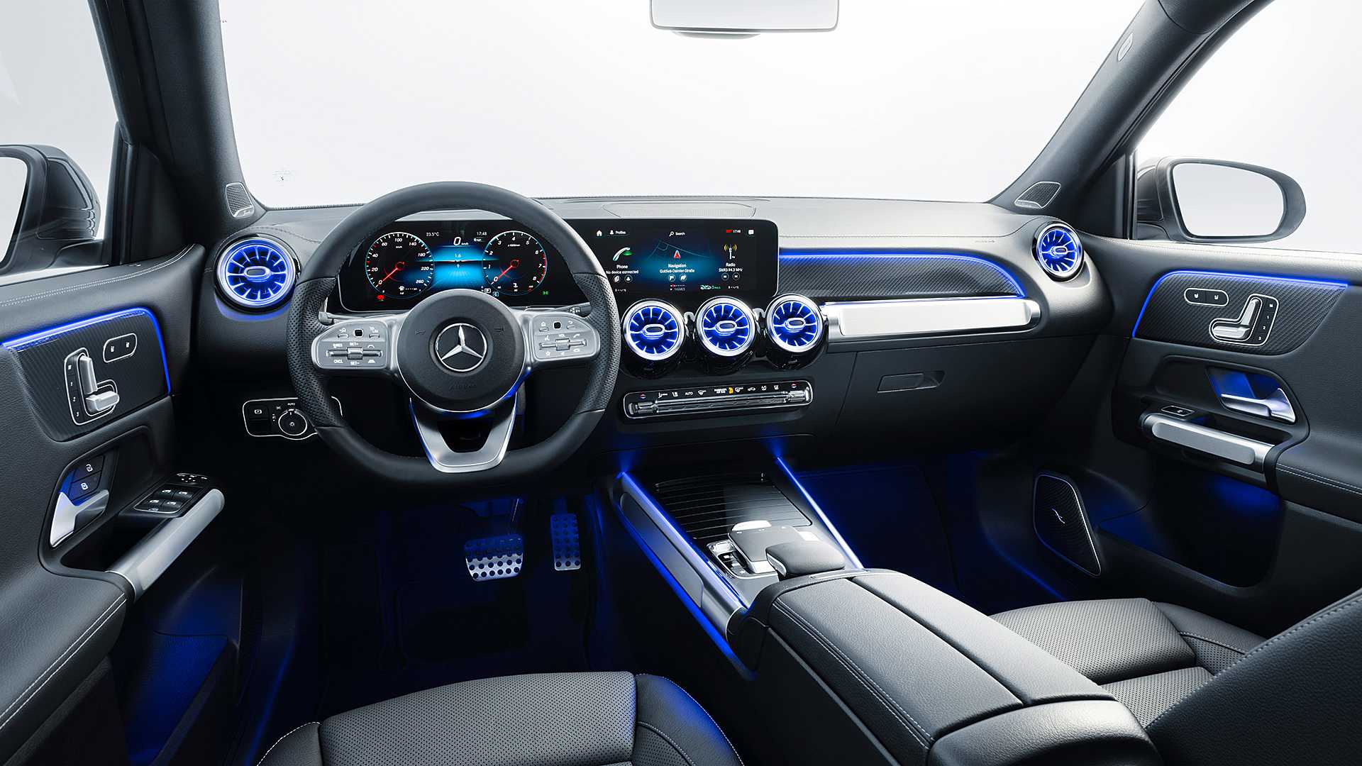 Thiết kế hàng ghế trước xe Mercedes-Benz GLB vào buổi tối