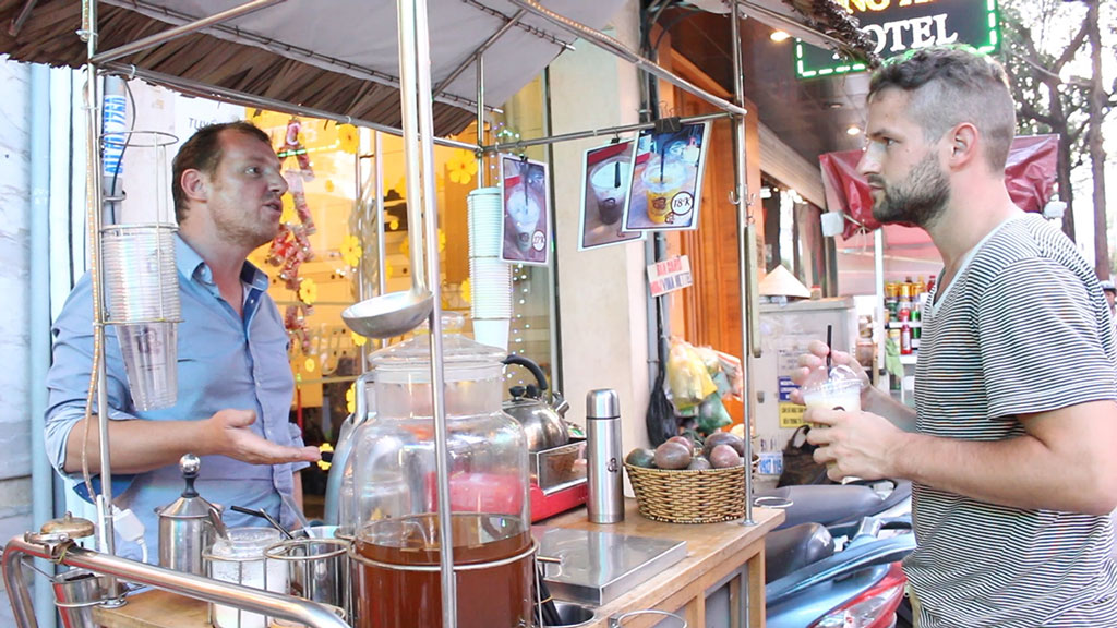 Demailly Vincent vốn là chuyên viên thiết kế giày thể thao, thường sang Việt Nam công tác 1 năm 3 lần. Dần dà, anh càng yêu Sài Gòn và chọn mảnh đất này làm nơi gắn bó lâu dài với ước mơ tạo nên một chuỗi cà phê sạch