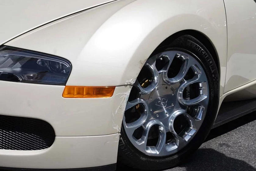 Cú va chạm nhẹ tiền tỷ của siêu xe Bugatti Veyron 
